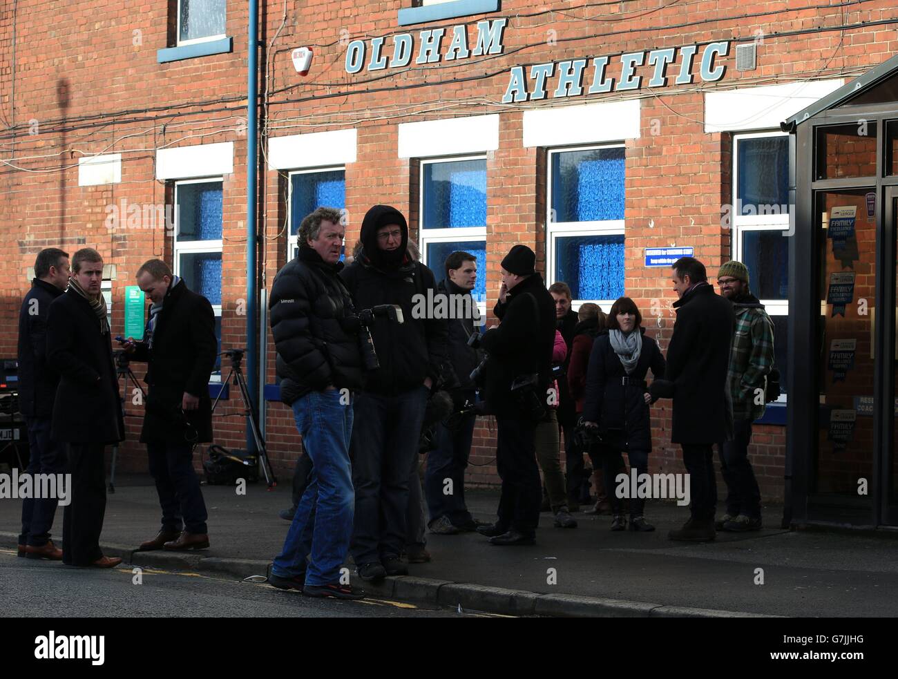 Calcio - Oldham Athletic FC. I media aspettano fuori dal Boundary Park, sede dell'Oldham Football Club. Foto Stock