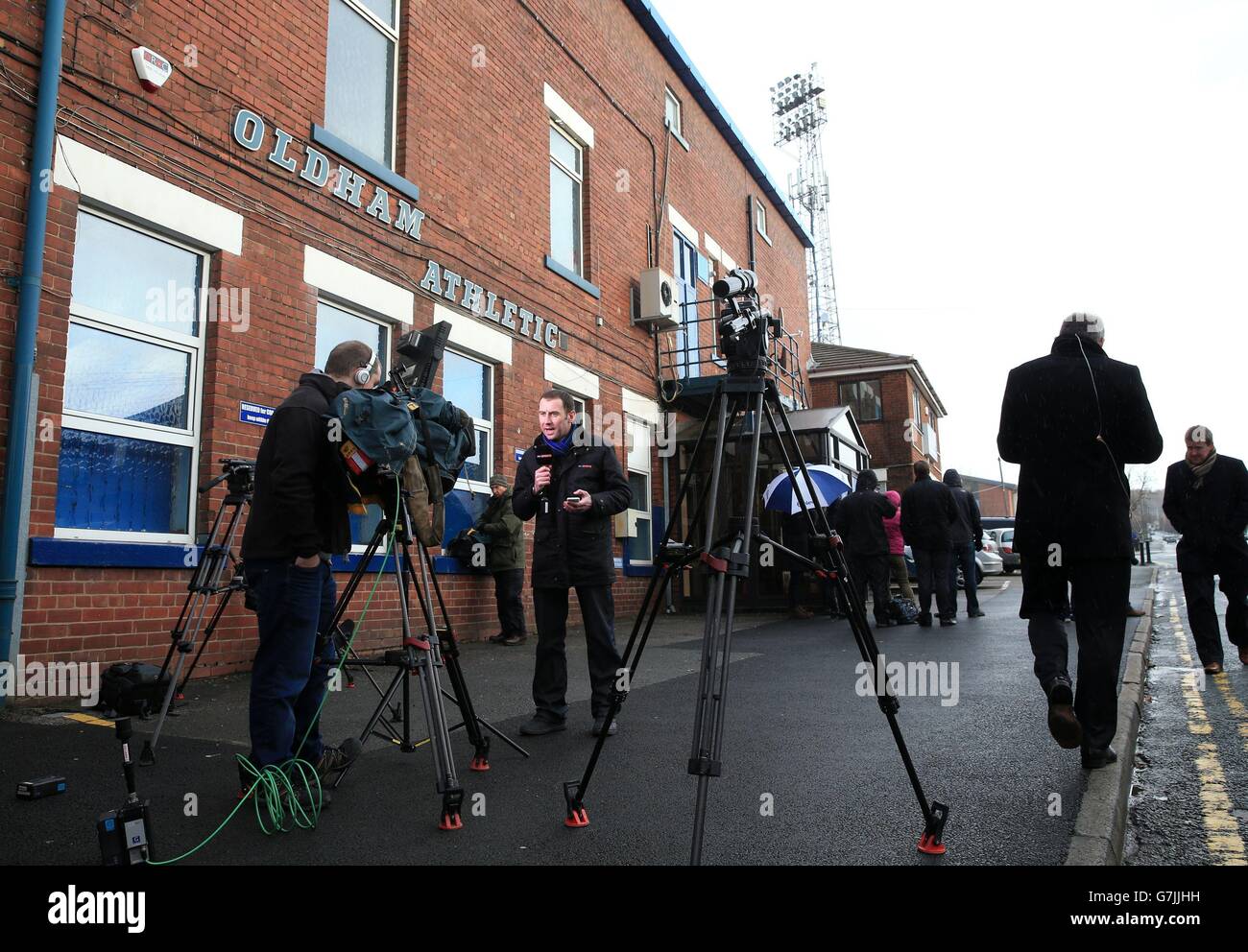 Calcio - Oldham Athletic FC. I media aspettano fuori dal Boundary Park, sede dell'Oldham Football Club. Foto Stock