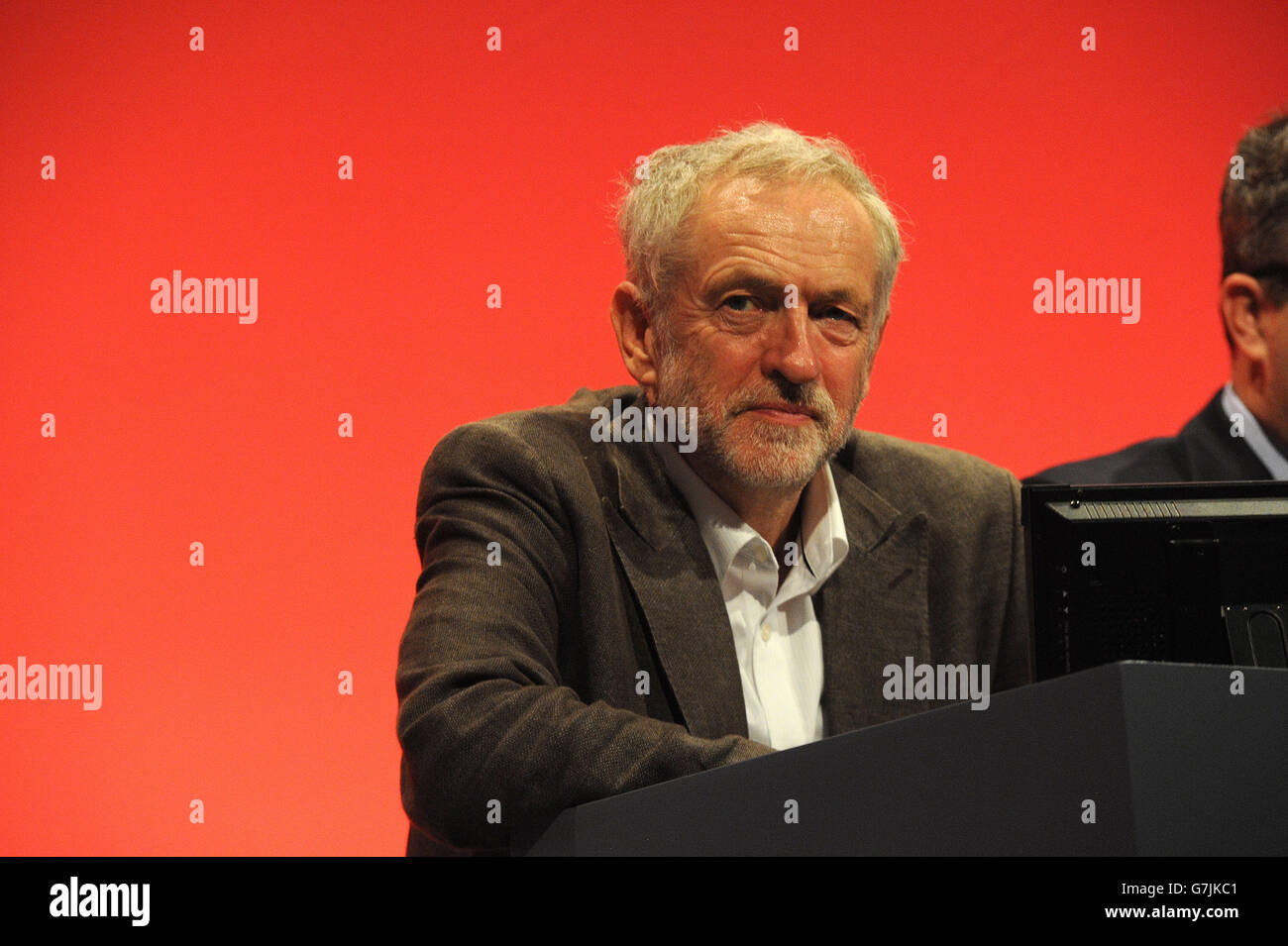 Jeremy Corbyn MP, neo eletto leader del partito laburista, ascolto alle discussioni della conferenza. Foto Stock