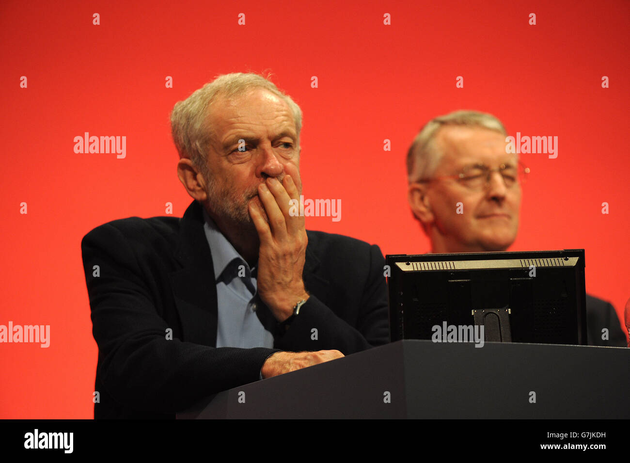 Jeremy Corbyn MP, neo eletto leader del partito laburista, ascolto alle discussioni della conferenza con Hilary Benn MP. Foto Stock