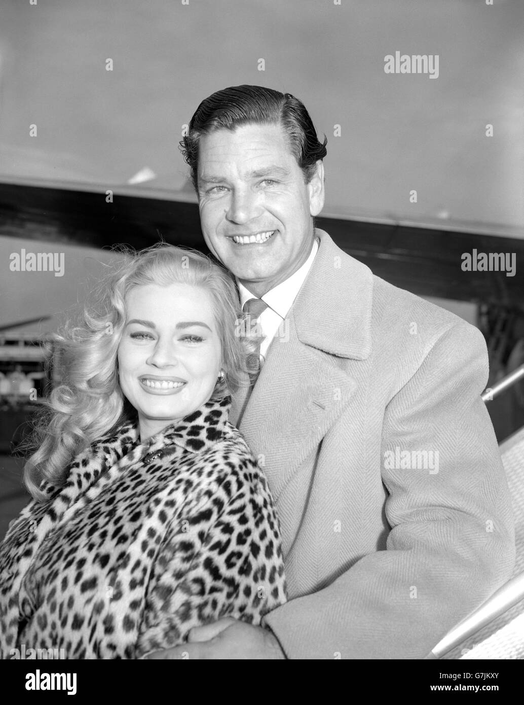 Anita Ekberg, nato in Svezia, è arrivato all'aeroporto di Londra con suo marito, attore britannico dello schermo Anthony Steel, di Los Angeles. È nel Regno Unito per i colloqui di produzione su un nuovo film britannico che farà in Spagna il prossimo gennaio dopo aver trascorso il Natale a Londra. Foto Stock