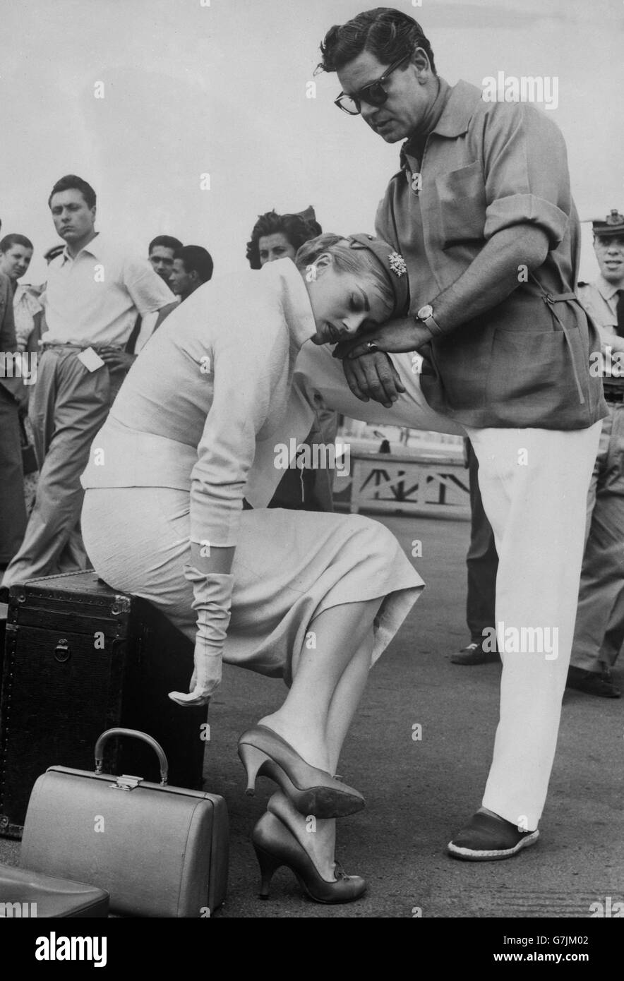 In mezzo al trambusto delle riprese, l'attrice svedese Anita Ekberg comincia a sentirsi stanca mentre appoggia la testa sul marito britannico dell'attore Anthony Steel. Si trova a Roma per la ripresa del suo nuovo film "Interpol". Foto Stock