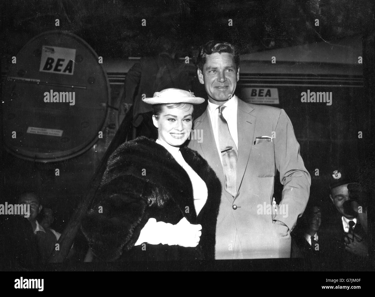 Intrattenimento - Anita Ekberg e Anthony acciaio - Aeroporto di Londra Foto Stock