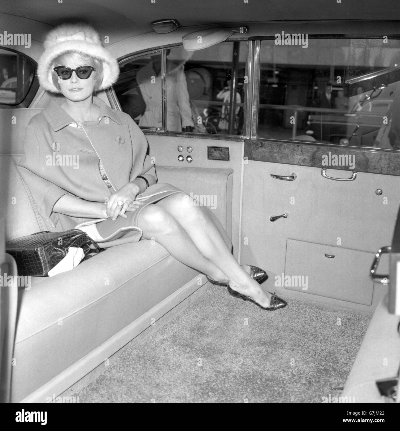 L'attrice Anita Ekberg all'aeroporto di Londra dopo aver volato da Roma per fare un film con Bob Hope chiamato, 'Call Me Bwana'. Foto Stock