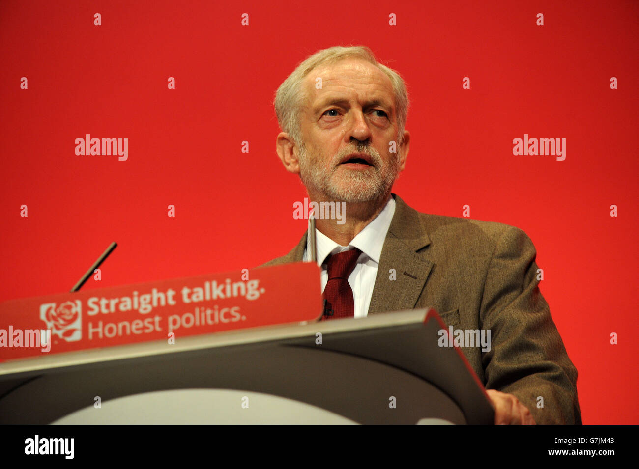 Jeremy Corbyn MP, neo eletto leader del partito laburista, offrendo il suo primo "Leader il discorso alla Conferenza". Foto Stock