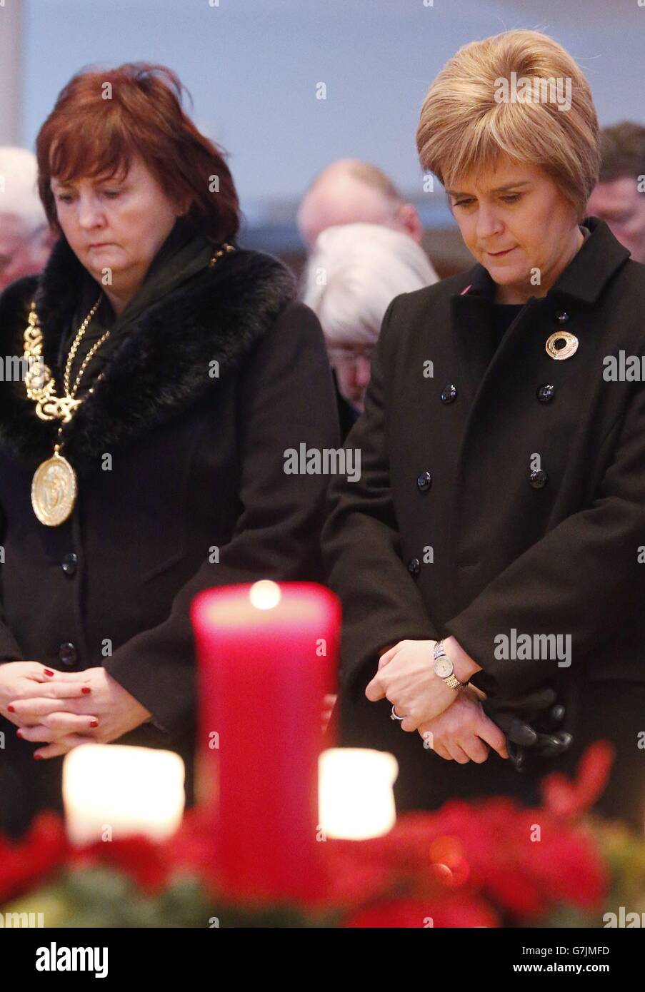Il primo ministro Nicola Sturgeon (a destra) e Glasgow Lord Provost Sadie Docherty durante un servizio di memoria alla chiesa di St George's Tron in Scozia a Glasgow, dopo che un camion di bidone si è schiantato in un gruppo di pedoni che ha lasciato sei persone morte. Foto Stock