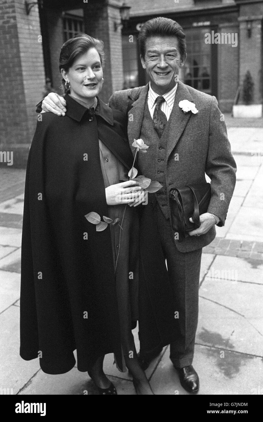 Film - attore John Hurt sposa Jo Dalton - Londra. John Hurt e Jo Dalton dopo il loro matrimonio all'Ufficio del Registro di Westminster a Londra. Foto Stock