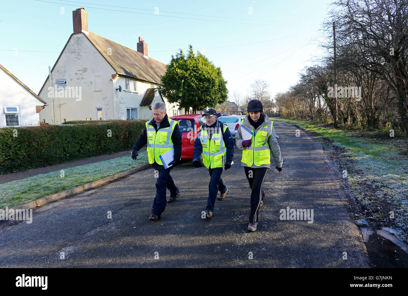 Sussex Police Search Volontarii si dirigono verso l'esterno per trasportare i volantini informativi nel villaggio di Bosham, Sussex occidentale, mentre la polizia ritorna al villaggio esattamente un anno dopo da quando la nonna Valerie Graves, 55, è stata assassinata mentre la casa si sedeva per gli amici. Foto Stock