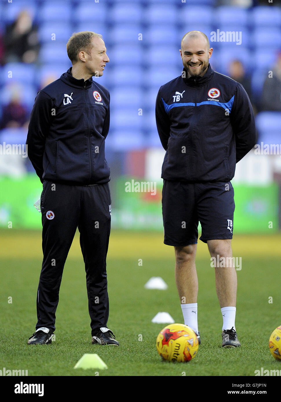 Calcio - Campionato Sky Bet - Reading v Norwich City - Stadio Madejski. Leggendo il primo fisico della squadra Luke Anthony (a sinistra) e il primo scienziato dello sport della squadra Tristan Baker Foto Stock