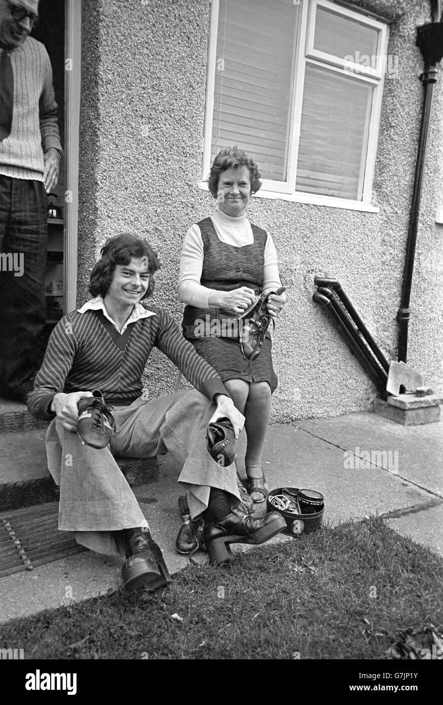 John Doyle di Leatherhead e sua madre Bridie, che lo aiutarono a pulire i suoi stivali dopo aver raggiunto l'obiettivo che ha dato a Leatherhead una vittoria shock fa Cup su Colchester. Foto Stock