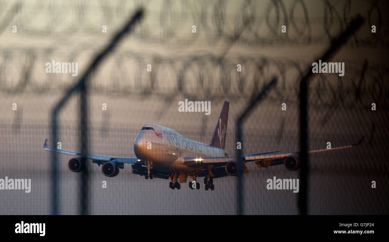 Problema al piano Virgin. Il jumbo jet Virgin Atlantic atterra all'aeroporto di Gatwick dopo aver sviluppato un guasto all'ingranaggio di atterraggio. Foto Stock
