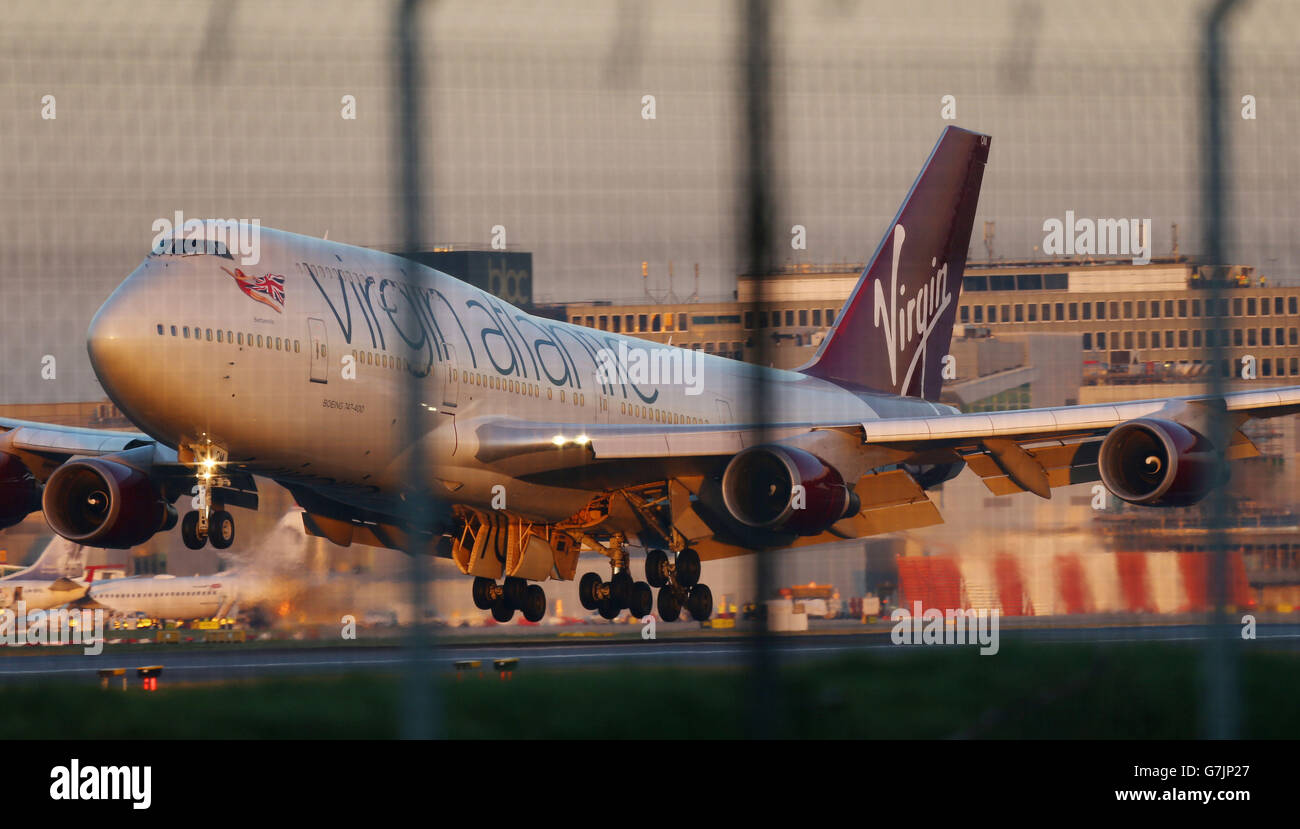 Problema al piano Virgin. Il jumbo jet Virgin Atlantic atterra all'aeroporto di Gatwick dopo aver sviluppato un guasto all'ingranaggio di atterraggio. Foto Stock