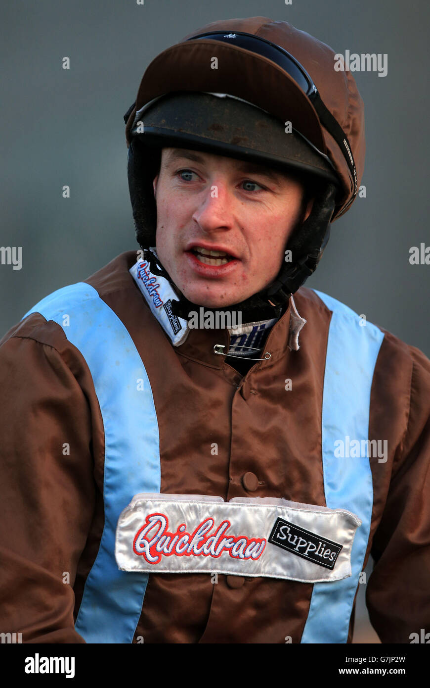 Jockey Tom o'Brien durante il Betfred Challow Hurdle Day all'Ippodromo di Newbury, Berkshire. Foto Stock