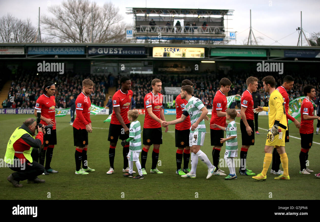 I giocatori di Yeovil Town scuotono le mani con i giocatori di Manchester United prima della fa Cup, terza partita di round a Huish Park, Yeovil. Foto Stock