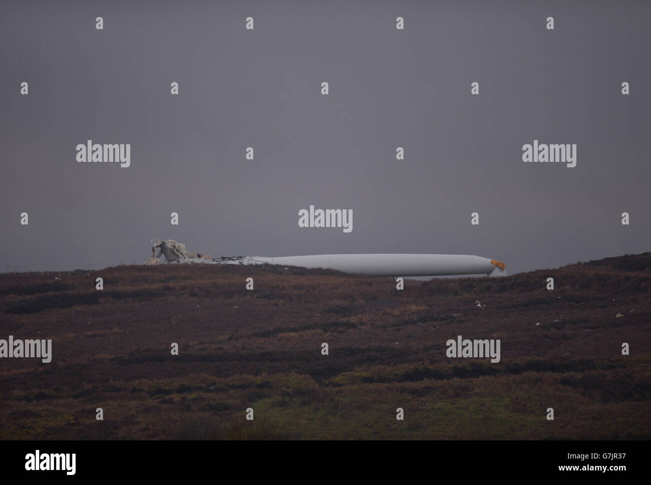 Una visione generale di una turbina eolica che è crollata presso la centrale eolica di Screggagh, nella contea di Tyrone venerdì sera, 2 gennaio 2015. Foto Stock