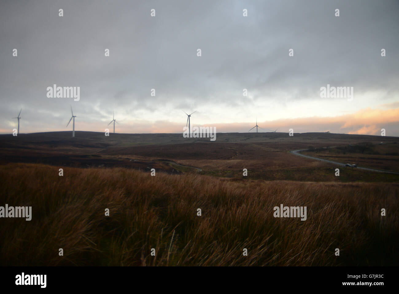 Una visione generale della centrale eolica di Screggagh, County Tyrone, dove una turbina eolica è crollata venerdì sera, 2 gennaio 2015. Foto Stock