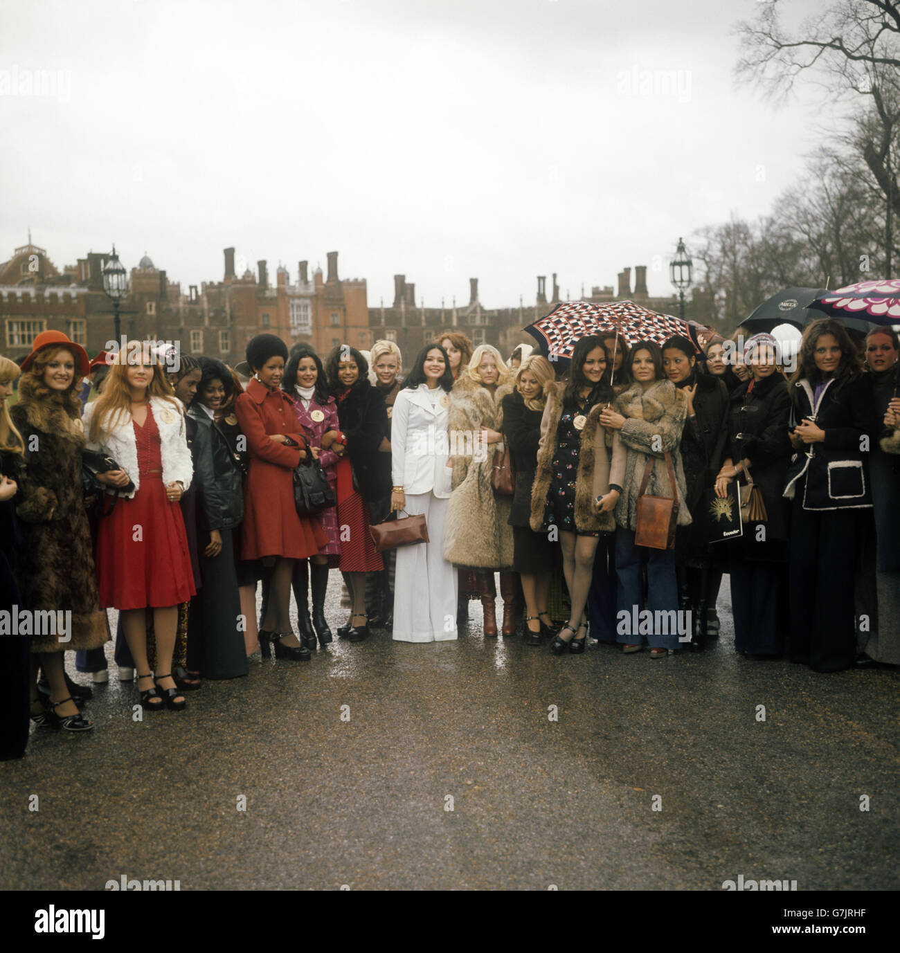 Miss World 1974 - Hampton Court, Londra. I concorrenti di Miss World visitano Hampton Court. Foto Stock