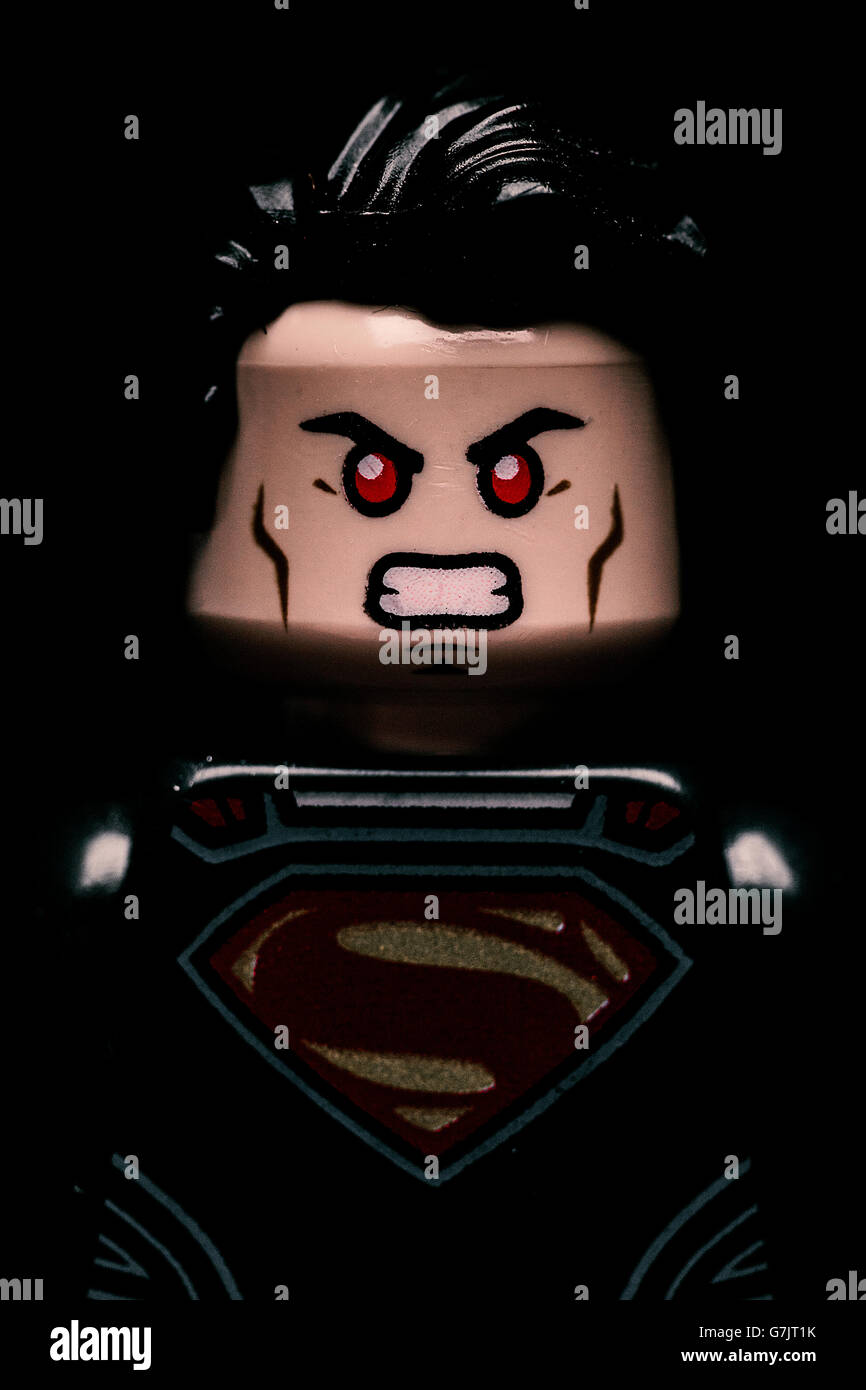 Lego Batman v Superman ritratto Macro dotato di una chiusura di Superman in un stato arrabbiato. La lega della giustizia filmato. Foto Stock