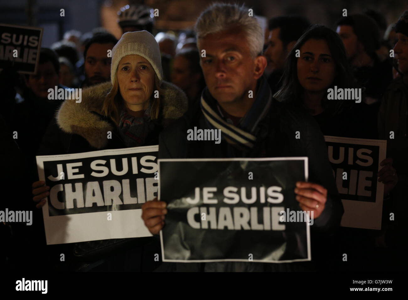 La gente prende parte ad una veglia in Trafalgar Square, Londra, dopo che tre pistoleri hanno effettuato un attacco terroristico mortale alla rivista satirica francese Charlie Hebdo a Parigi, uccidendo 12 persone. PREMERE ASSOCIAZIONE foto. Data immagine: Mercoledì 7 gennaio 2015. Scopri le storie della rivista PA POLICE Magazine. Il credito fotografico dovrebbe essere: Jonathan Brady/PA Wire Foto Stock