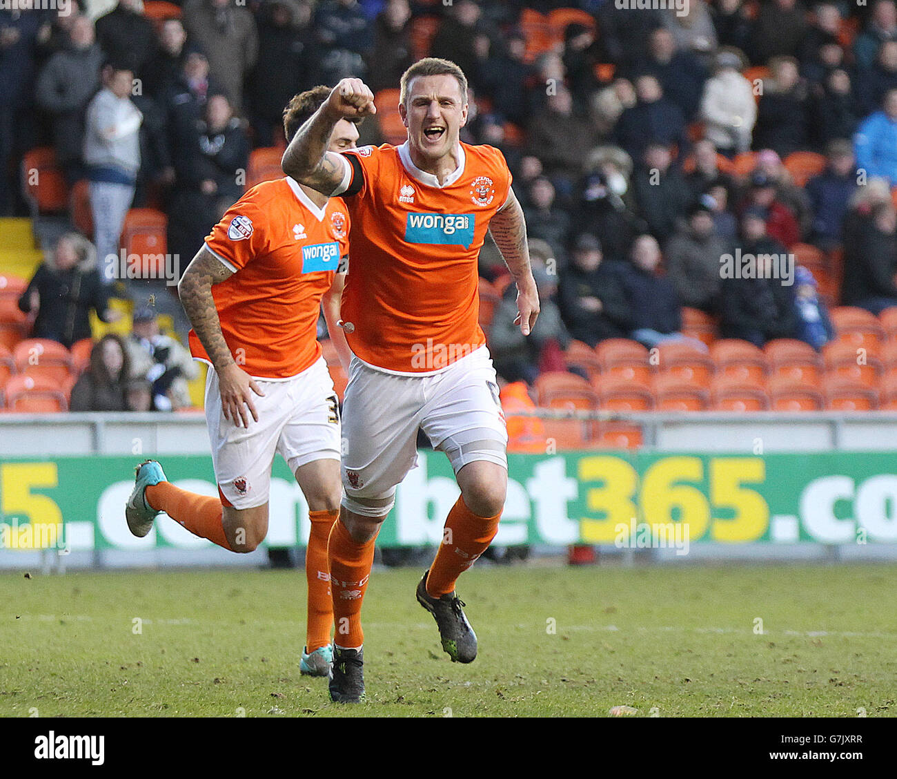 Peter Clarke (centro) di Blackpool celebra il punteggio contro Millwall Foto Stock