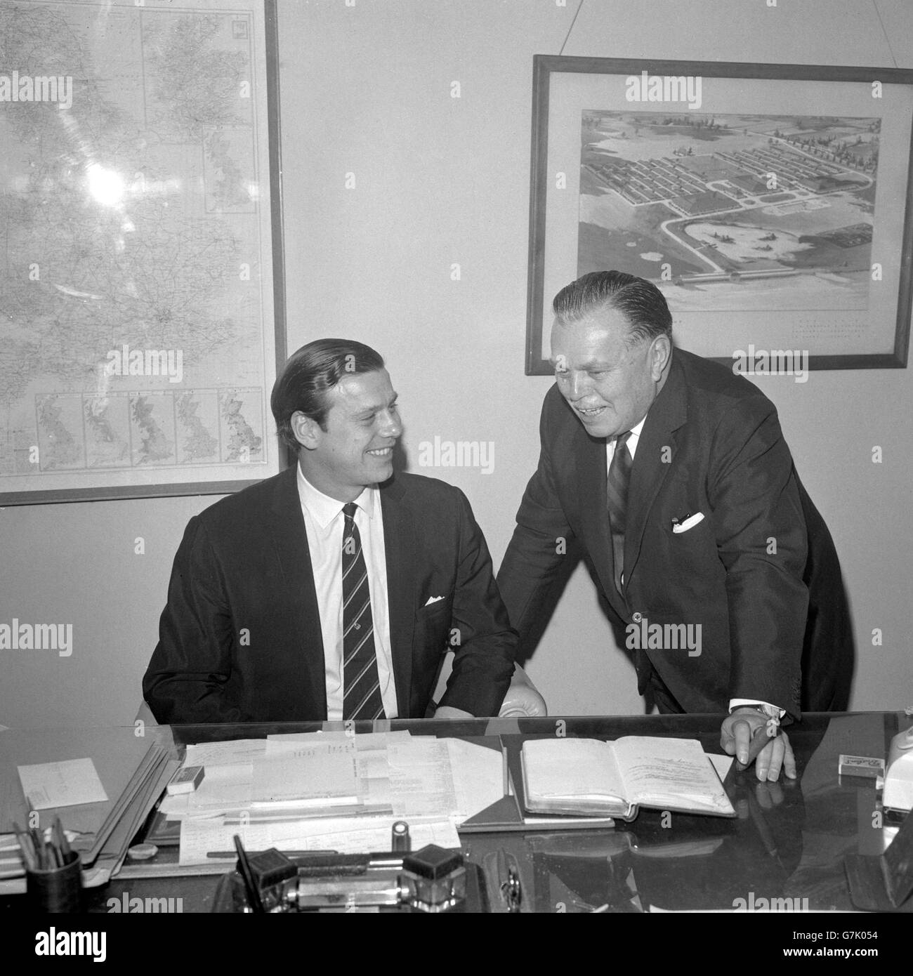 Sir Billy Butlin, il re del campo delle feste della Gran Bretagna, augurando buona fortuna al figlio Robert, (in sedia) a Oxford Street, Londra. Suo figlio prese il controllo da suo padre come presidente e amministratore delegato congiunto del gruppo Butlins da 27 milioni di sterline. Sir Billy, che presto sarà 69, sbarcò in Gran Bretagna dal Canada nel 1921, con solo 5 sterline in tasca e finì per rivoluzionare le abitudini di vacanza delle masse britanniche. Foto Stock