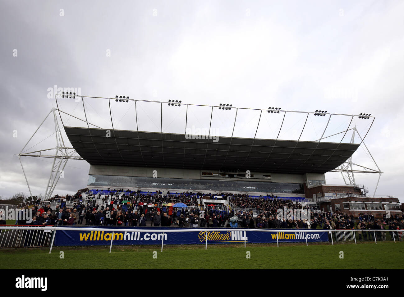 Corse di cavalli - William Hill Lanzarote Huddle Day - Ippodromo di Kempton Park. Il marchio William Hill e gli autisti nella tribuna al Kempton Park Racecourse Foto Stock