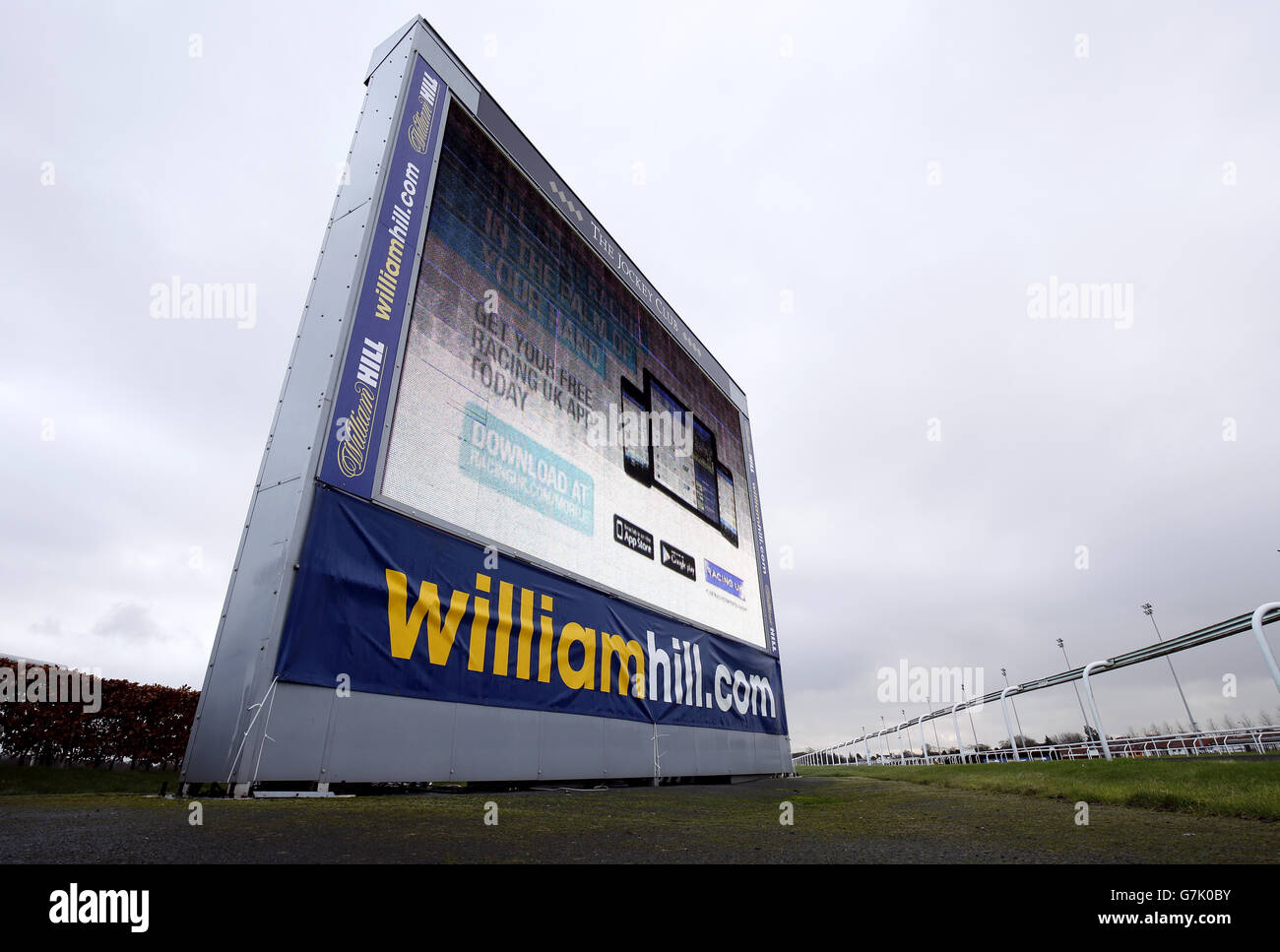 Corse di cavalli - William Hill Lanzarote Huddle Day - Ippodromo di Kempton Park. Il marchio William Hill sul grande schermo al Kempton Park Racecourse Foto Stock