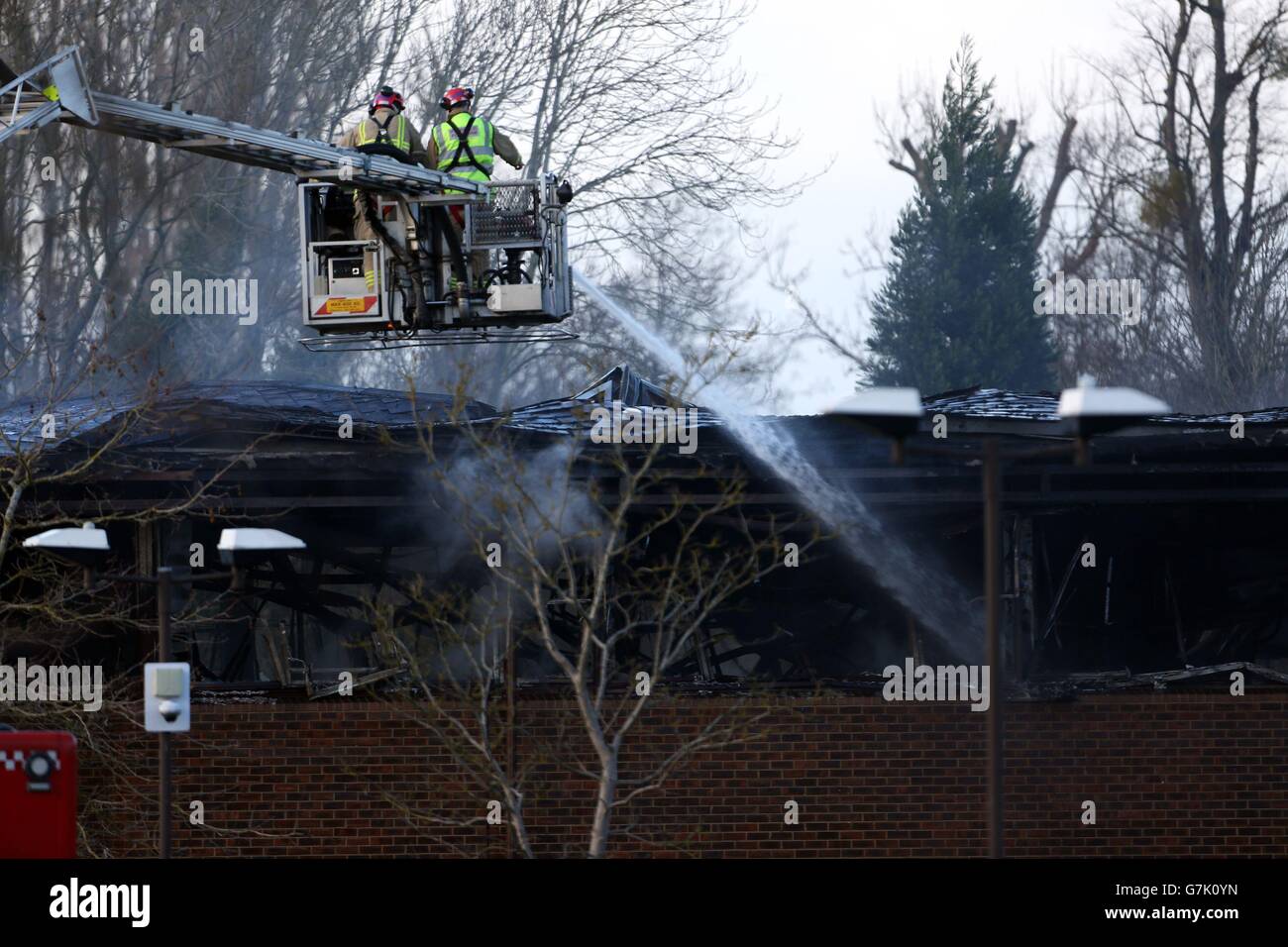 I vigili del fuoco frequentano la scena di un incendio presso gli uffici del South Oxfordshire District Council di Crowmarsh Gifford. Foto Stock