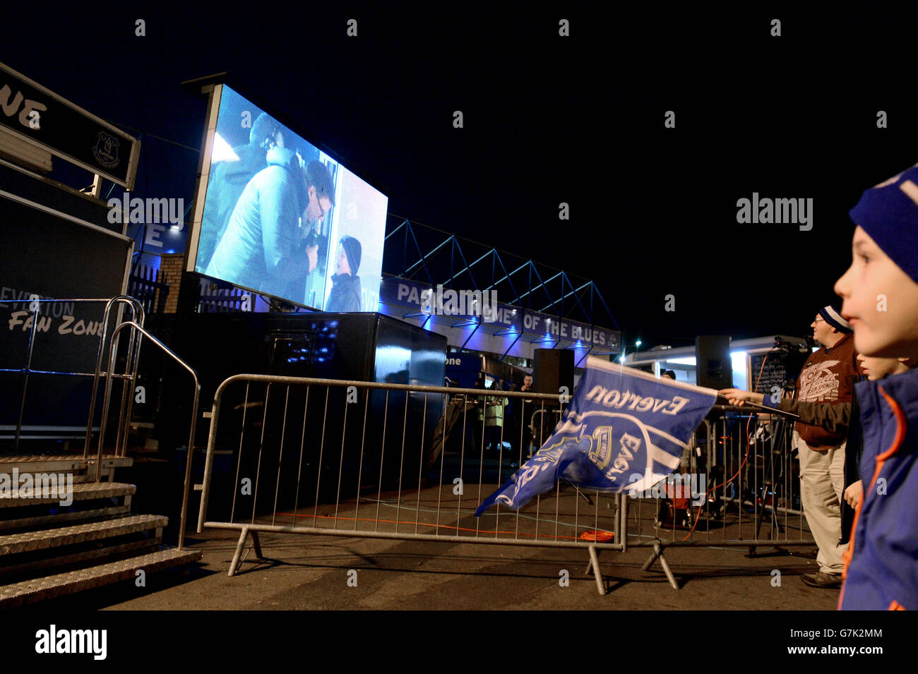 Calcio - Barclays Premier League - Everton / West Bromwich Albion - Goodison Park. I fan guardano l'Everton Roadshow nella Fan zone fuori dal Goodison Park Foto Stock