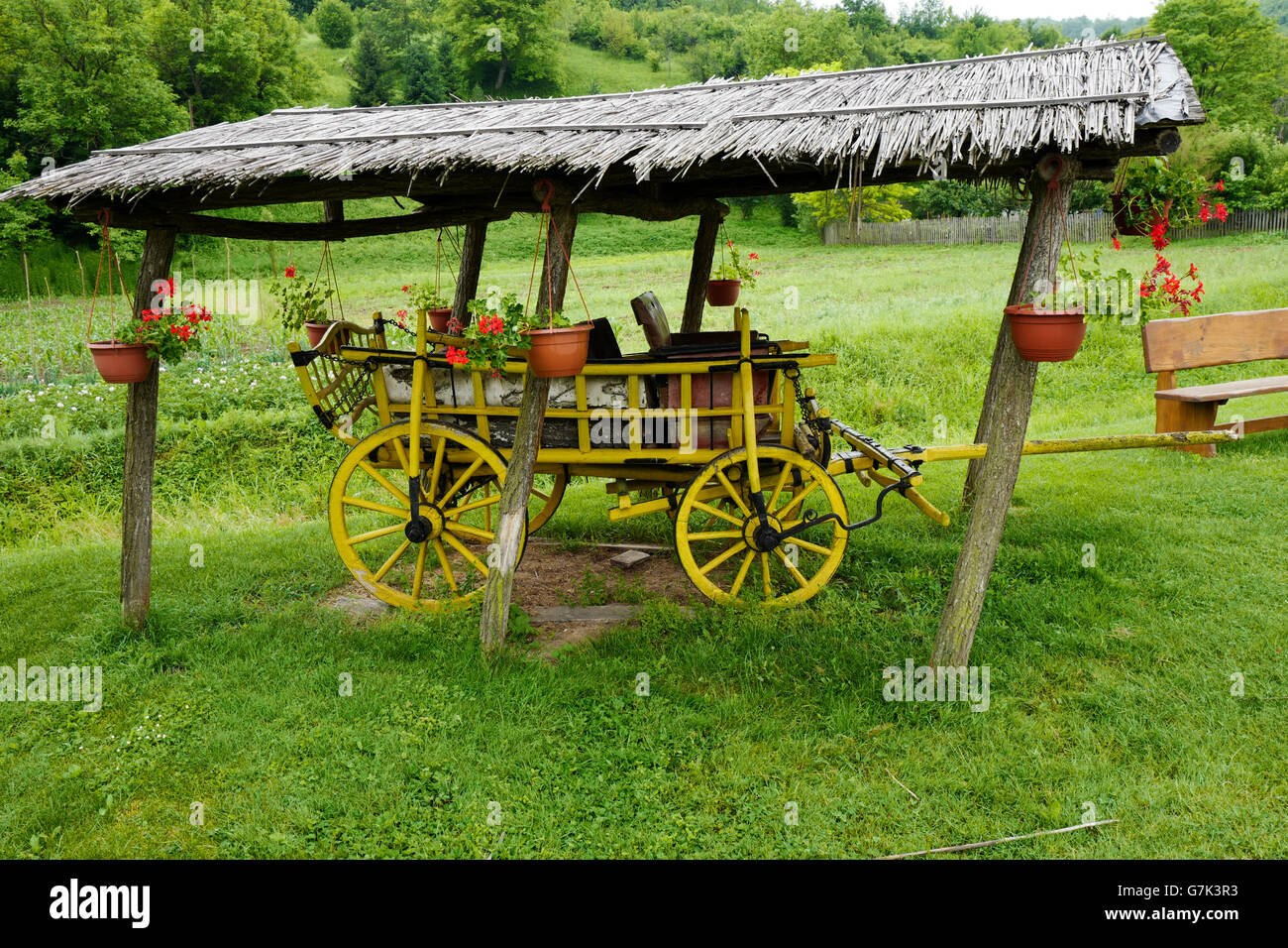 Un carrello di legno sul display in eco-etno villaggio stara Kapela, Slavonia Foto Stock