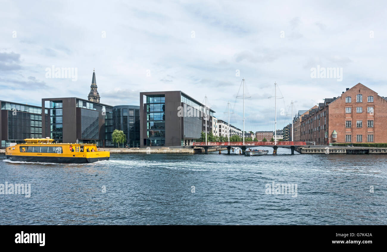 Nuovo di pedoni e ciclisti attraversando Cirkelbroen (il Circolo Bridge) lungo Christianshavn Kanal nel porto di Copenhagen DANIMARCA Foto Stock