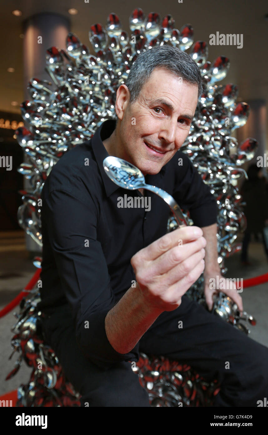 URI Geller conduce una master class di piegatura del cucchiaio durante la colazione del Kellogg al Westfield London Shopping Centre, Shepherds Bush. Foto Stock