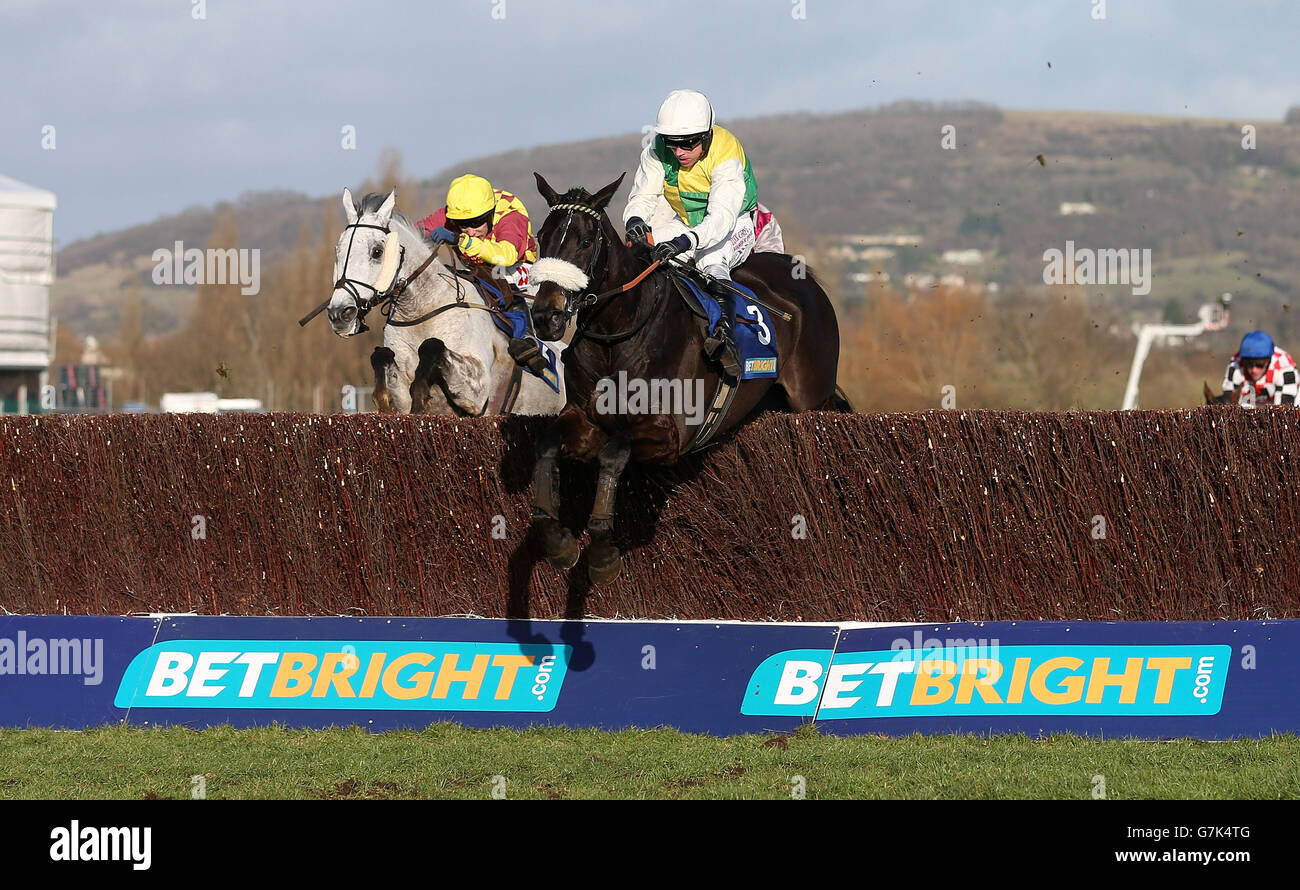 Molte nuvole cavalcate da Leighton Aspell salta l'ultimo sulla loro strada per la vittoria nella BetBright Cup Chase durante Festival Trials Day al Cheltenham Racecourse, Cheltenham. Foto Stock