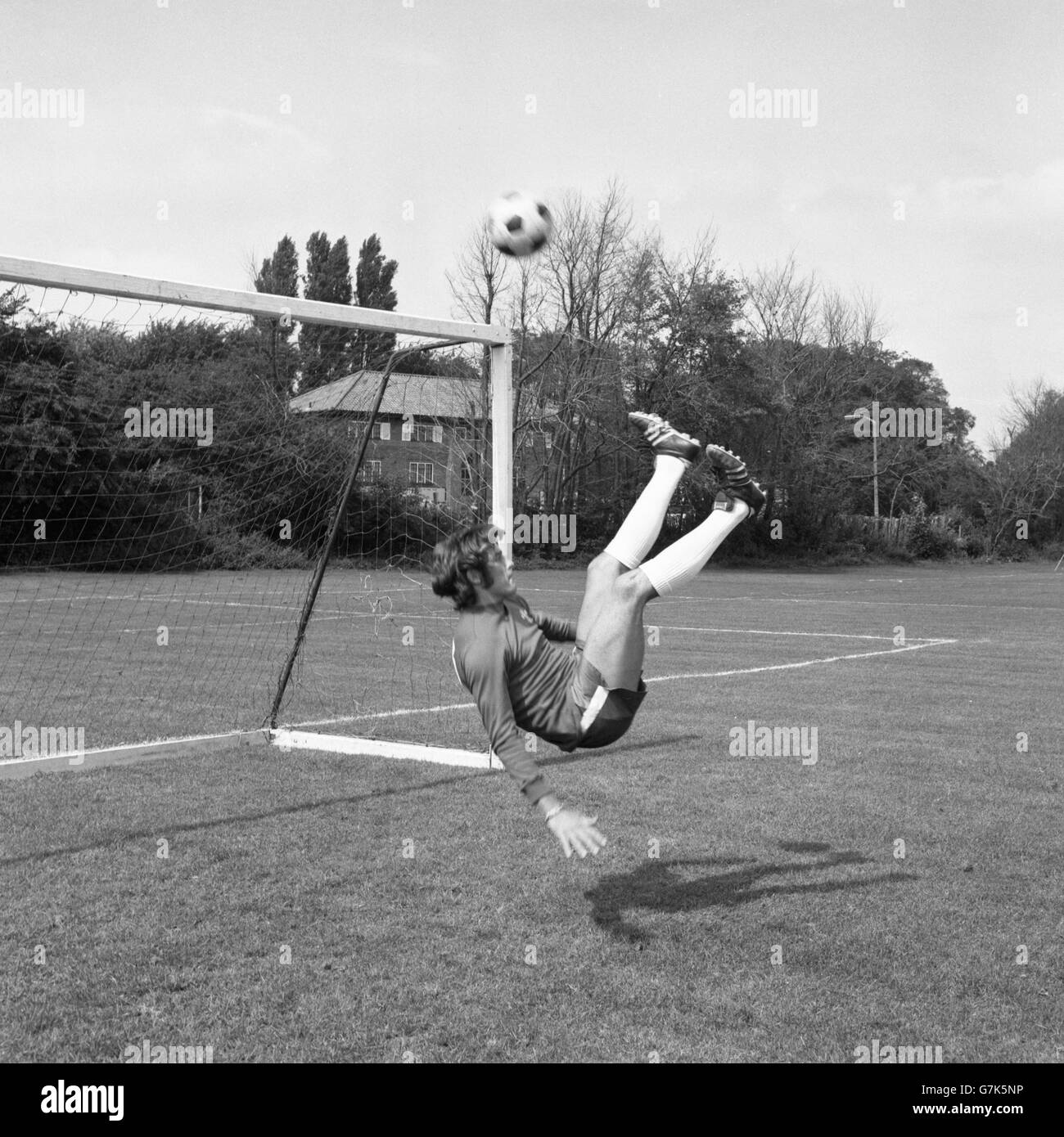 Calcio - Chelsea Training - Mitchum. Ian Hutchinson di Chelsea, della prima squadra per due anni a causa di infortunio, dimostra un calcio d'testa durante l'allenamento a Mitchum. Foto Stock