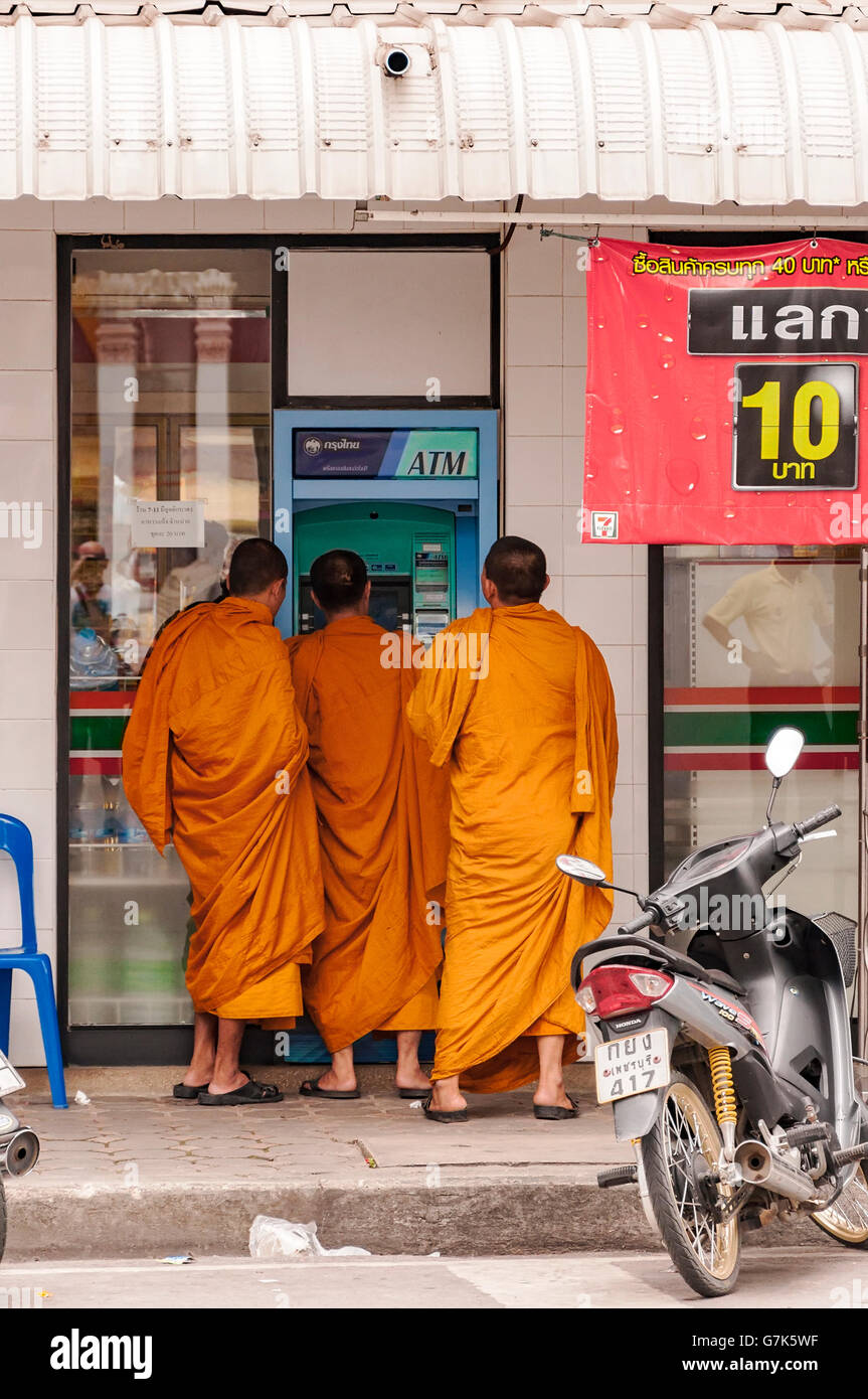 Un gruppo di monaci buddisti ritirare dei contanti da un autoteller nella città di Phetchaburi. Foto Stock