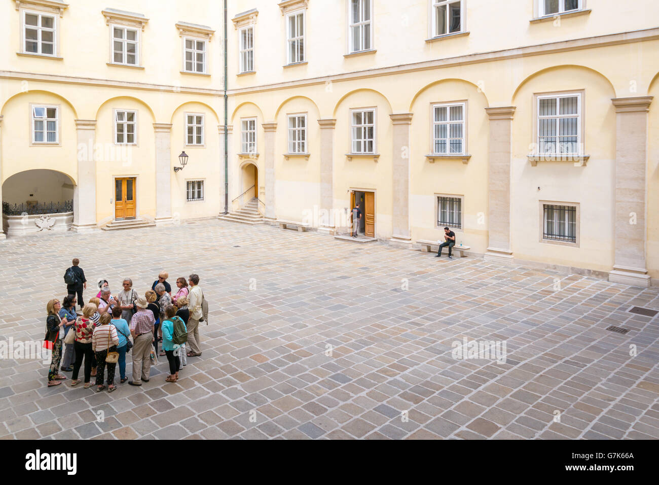Gruppo di turisti con guida turistica in tribunale svizzero, il Palazzo Imperiale Hofburg di Vienna in Austria Foto Stock