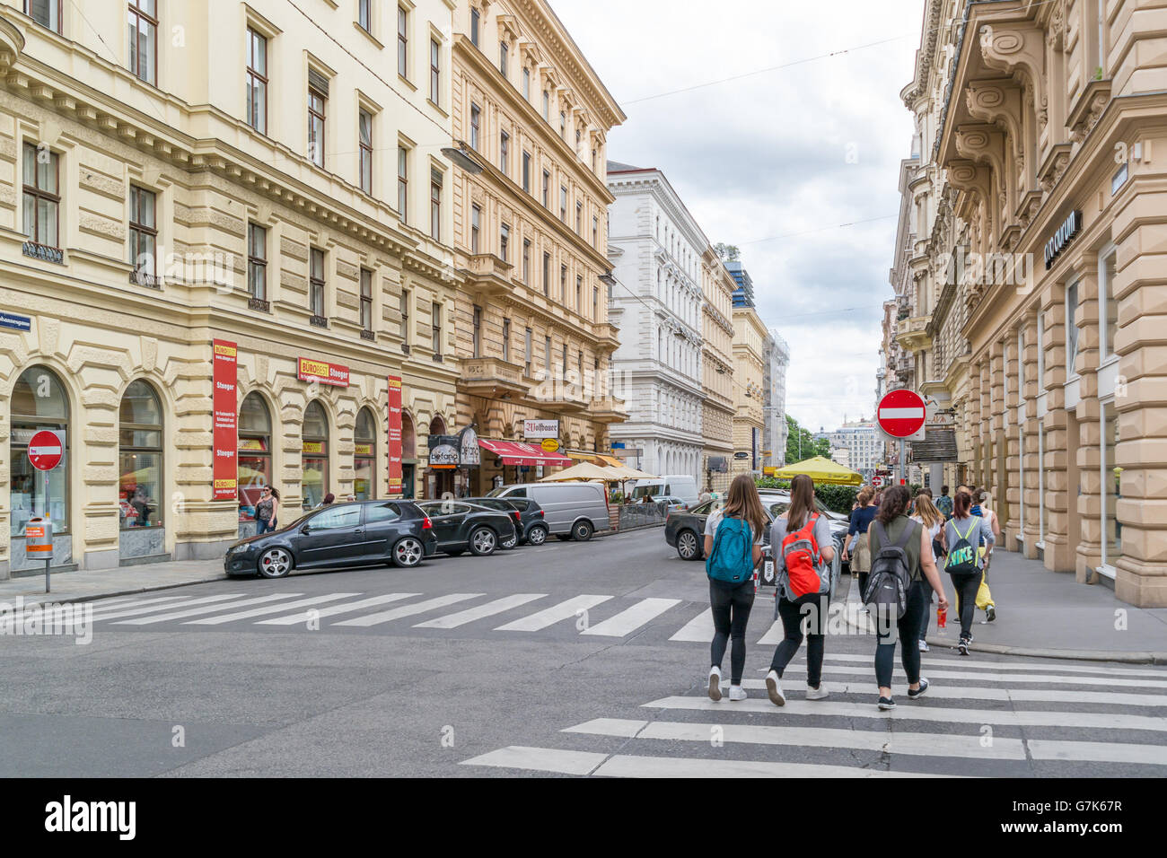 Scena di strada di Johannesgasse con le persone e con le macchine parcheggiate nella parte interna della città di Vienna, Austria Foto Stock