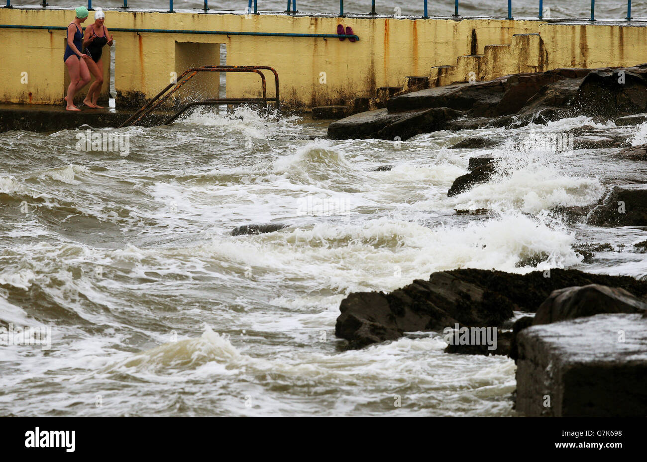 I nuotatori lasciano il mare a Salthill, Galway, mentre i venti si raccolgono e i mari diventano ruvidi. Foto Stock