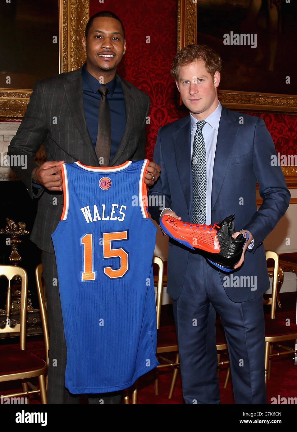 Prince Harry viene presentato con una camicia da basket e una scarpa da  basket taglia 15 di NBA All-Star Carmelo Anthony durante un evento di  laurea Coach-Core al St James's Palace di