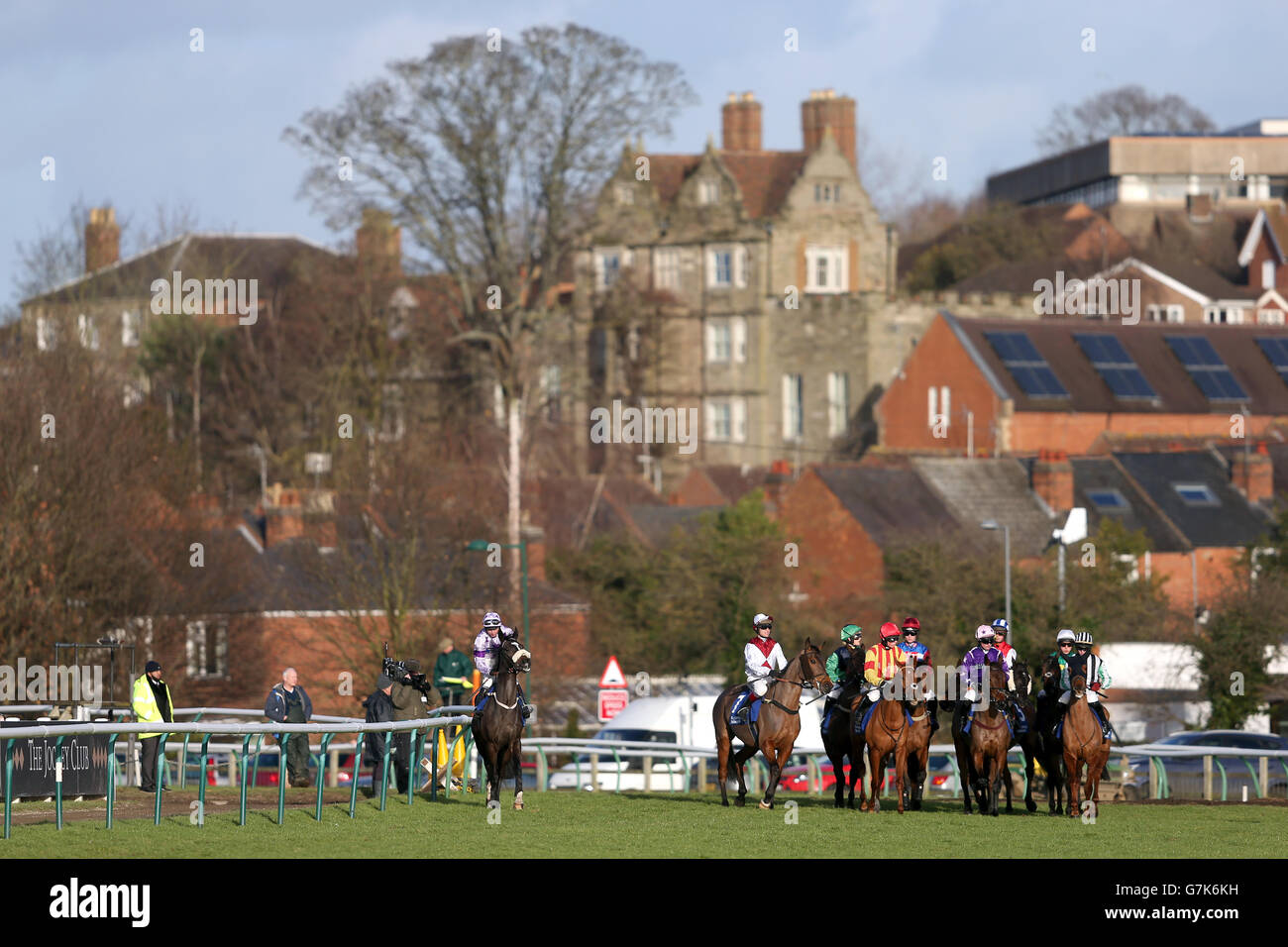 Corse di cavalli - Betfred Classic Chase Day - Ippodromo di Warwick. Corridori e cavalieri attendono l'inizio della rete di Pertemps handicap ostacoli Foto Stock