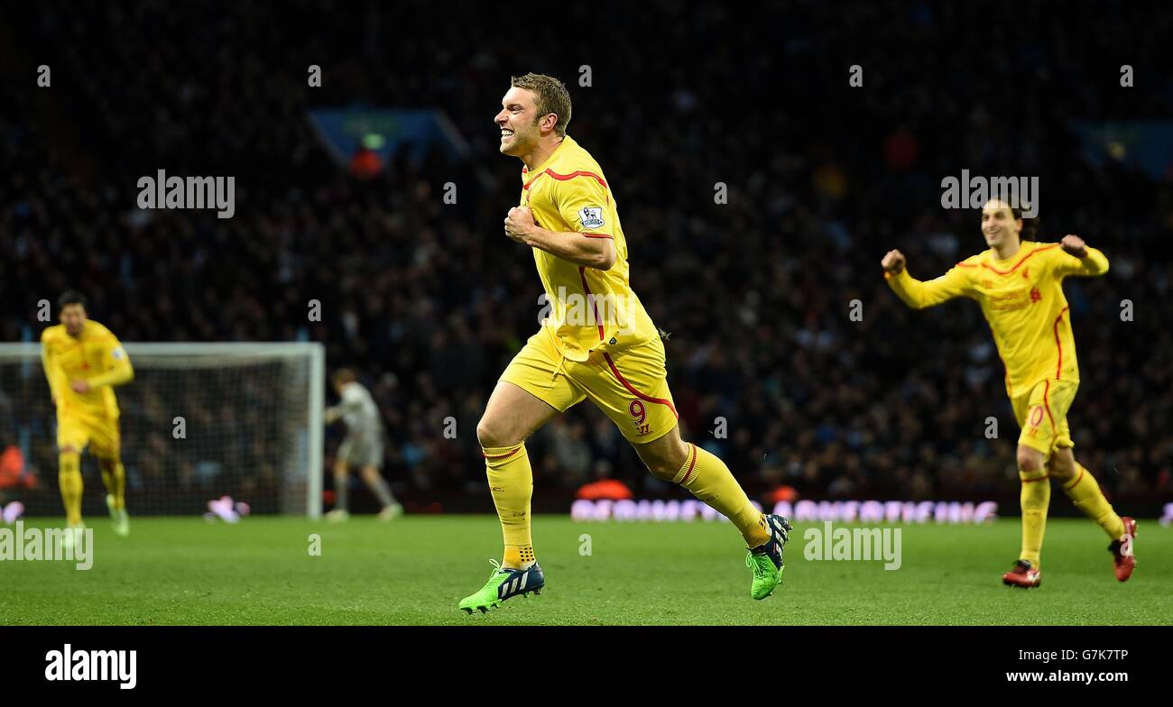 Rickie Lambert di Liverpool festeggia il secondo gol delle sue squadre contro Aston Villa, durante la partita della Barclays Premier League a Villa Park, Birmingham. Foto Stock