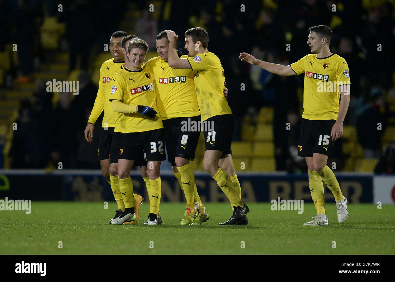 Daniel Tozser di Watford (centro) festeggia con i suoi compagni di squadra dopo segna il quinto obiettivo del gioco Foto Stock