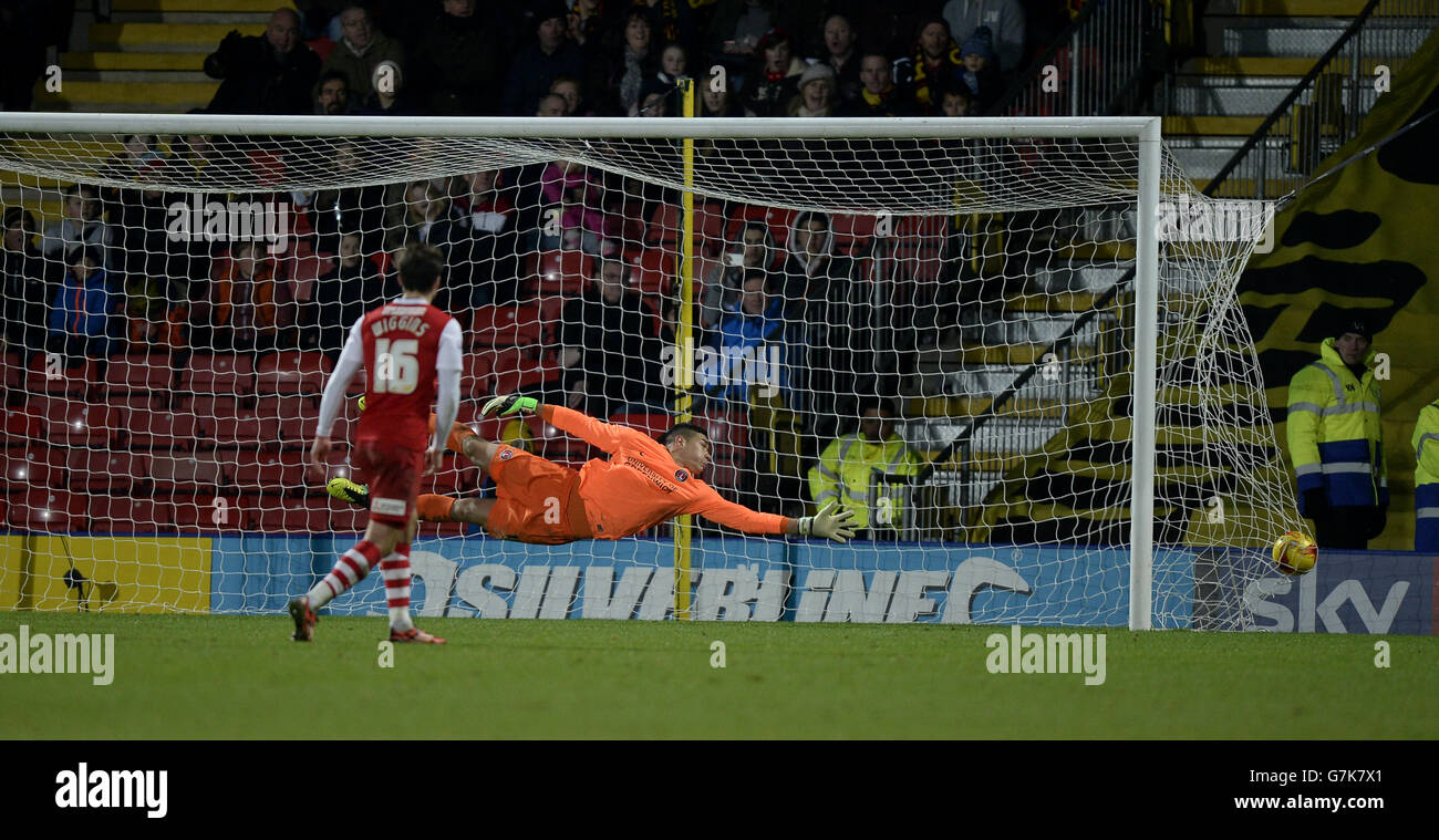 Il portiere di Charlton Athletic Neil Etheridge non può fermare la balll come Daniel Tozser di Watford (non illustrato) segna il quinto obiettivo del gioco del suo lato da un calcio libero Foto Stock