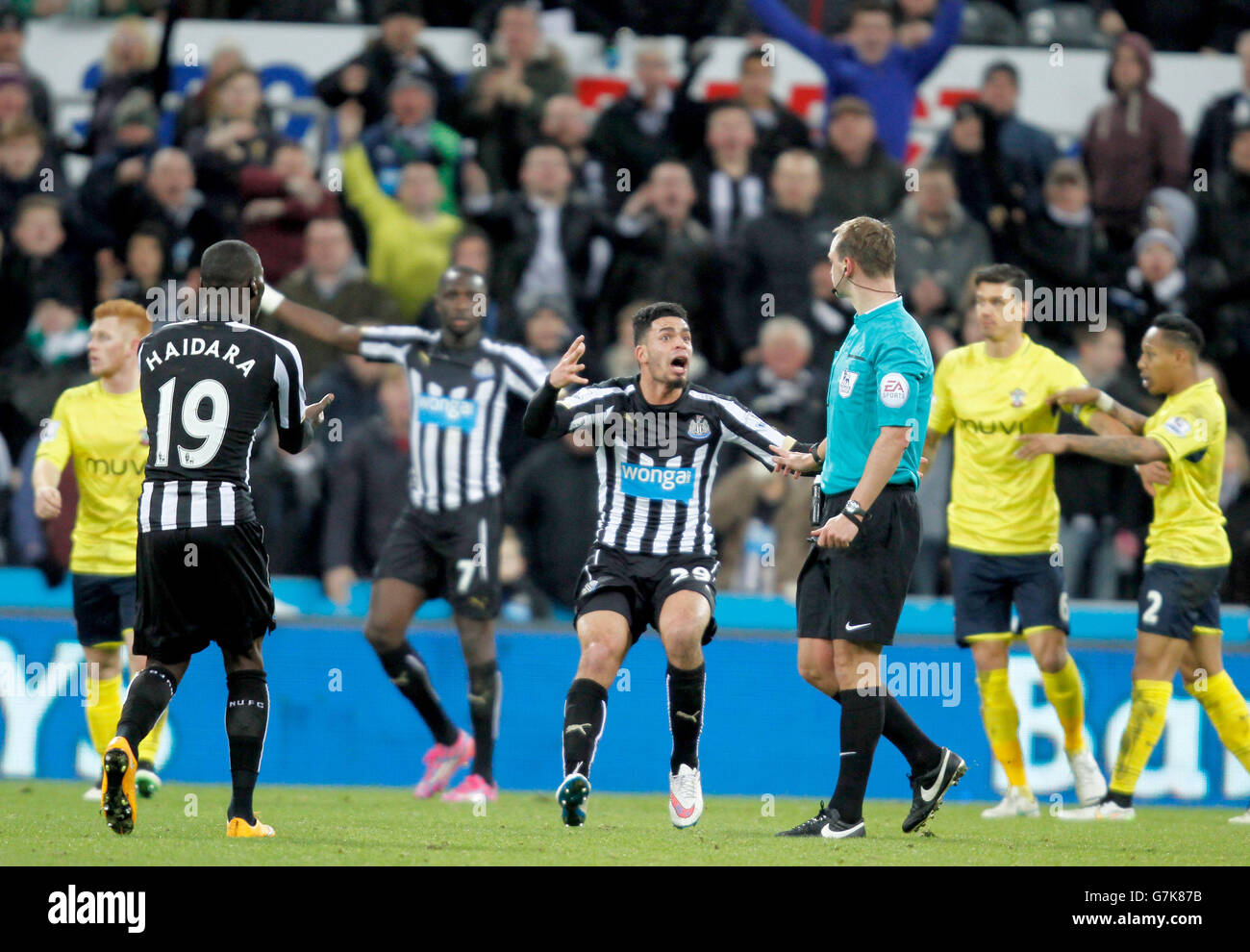 Emmanuel Riviere del Newcastle United si appella all'arbitro Robert Madley per il pallone a mano durante la partita della Barclays Premier League al St James' Park, Newcastle. Foto Stock