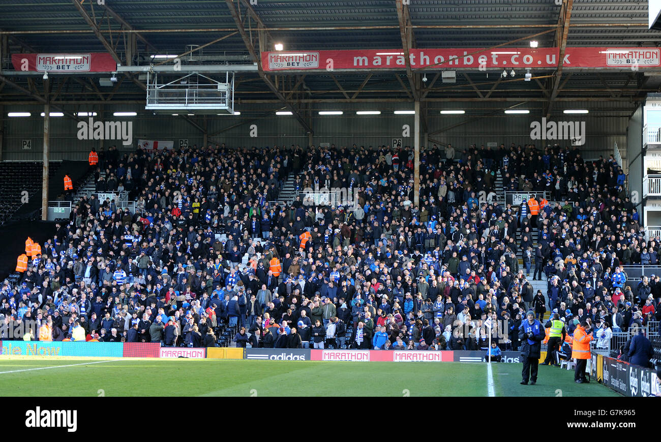 Calcio - Sky Bet Championship - Fulham v Reading - Craven Cottage. Una vista generale dei ventilatori di lettura nei tribune a Craven Cottage Foto Stock