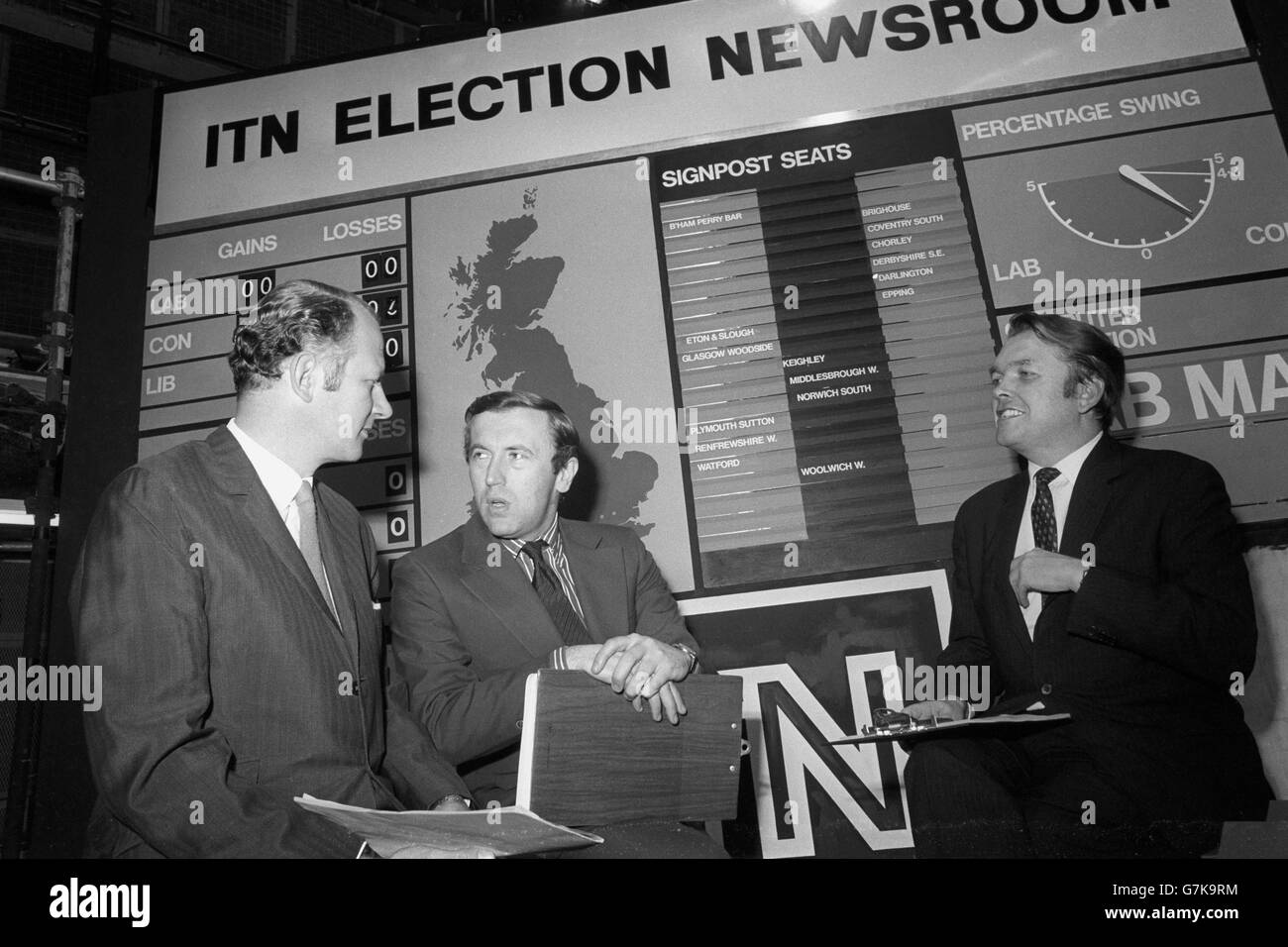 Tre dei principali uomini nella copertura elettorale generale della Televisione indipendente durante la notte delle elezioni nella "The Nation decies" si trovavano accanto al tabellone dello Studio elettorale presso la sede centrale dell'ITN a Wells Street, Londra. Sono (l-r) Andrew Gardner, che presenterà i risultati, David Frost e George Ffitch, che intervisteranno i politici. David Frost rilancierà la sua prima partnership di atterraggio sulla luna con Alastair Burnet (che manca dall'immagine in quanto ha un'infezione alla gola) per portare un flusso incrociato di informazioni e intrattenimento. Foto Stock