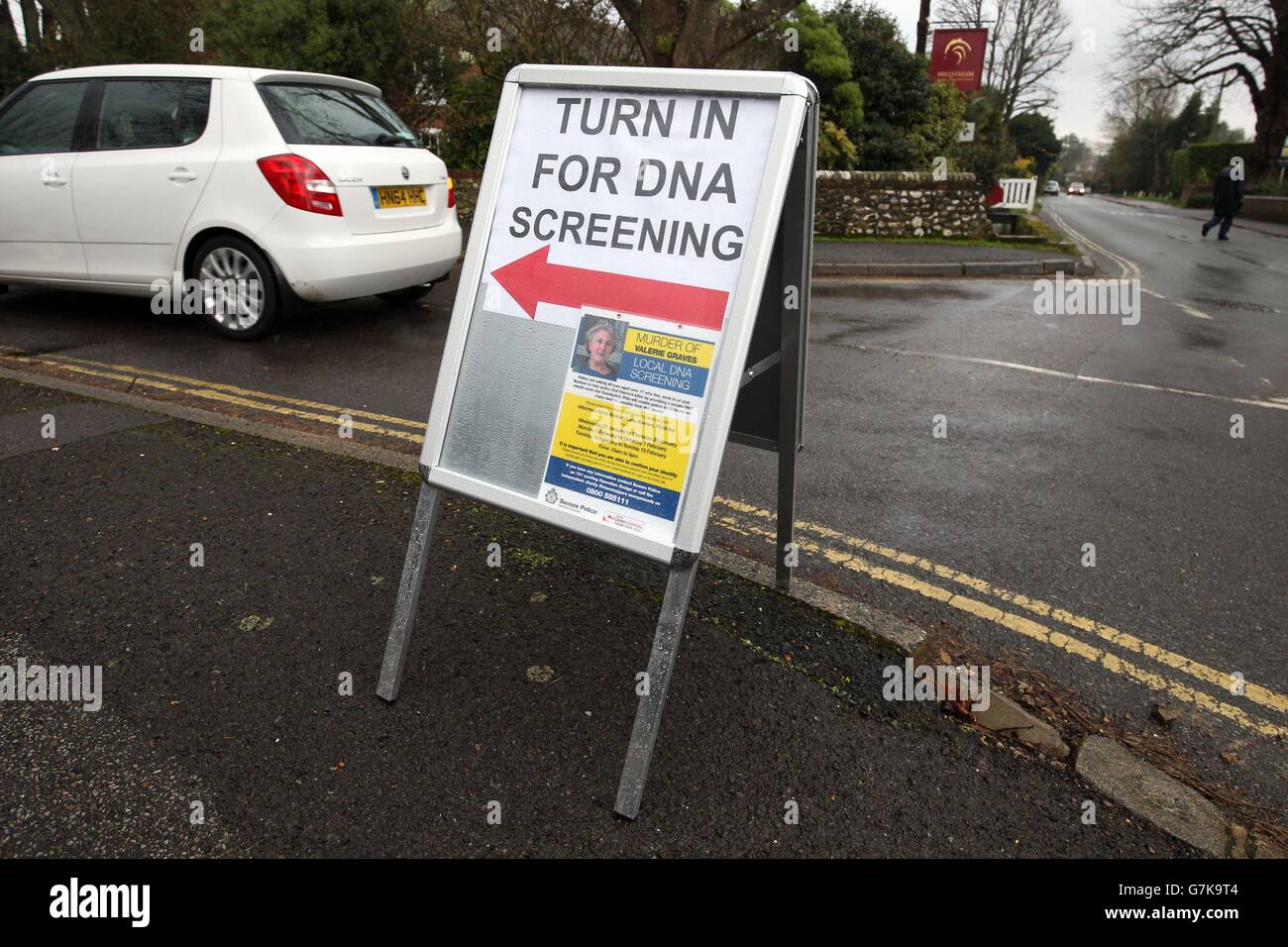 Un cartello che indica il Millstream Hotel a Bosham, West Sussex, dove i detective si aspettavano che migliaia di uomini prendessero parte allo screening del DNA di massa nella speranza di risolvere l'assassinio della nonna Valerie Graves. Foto Stock