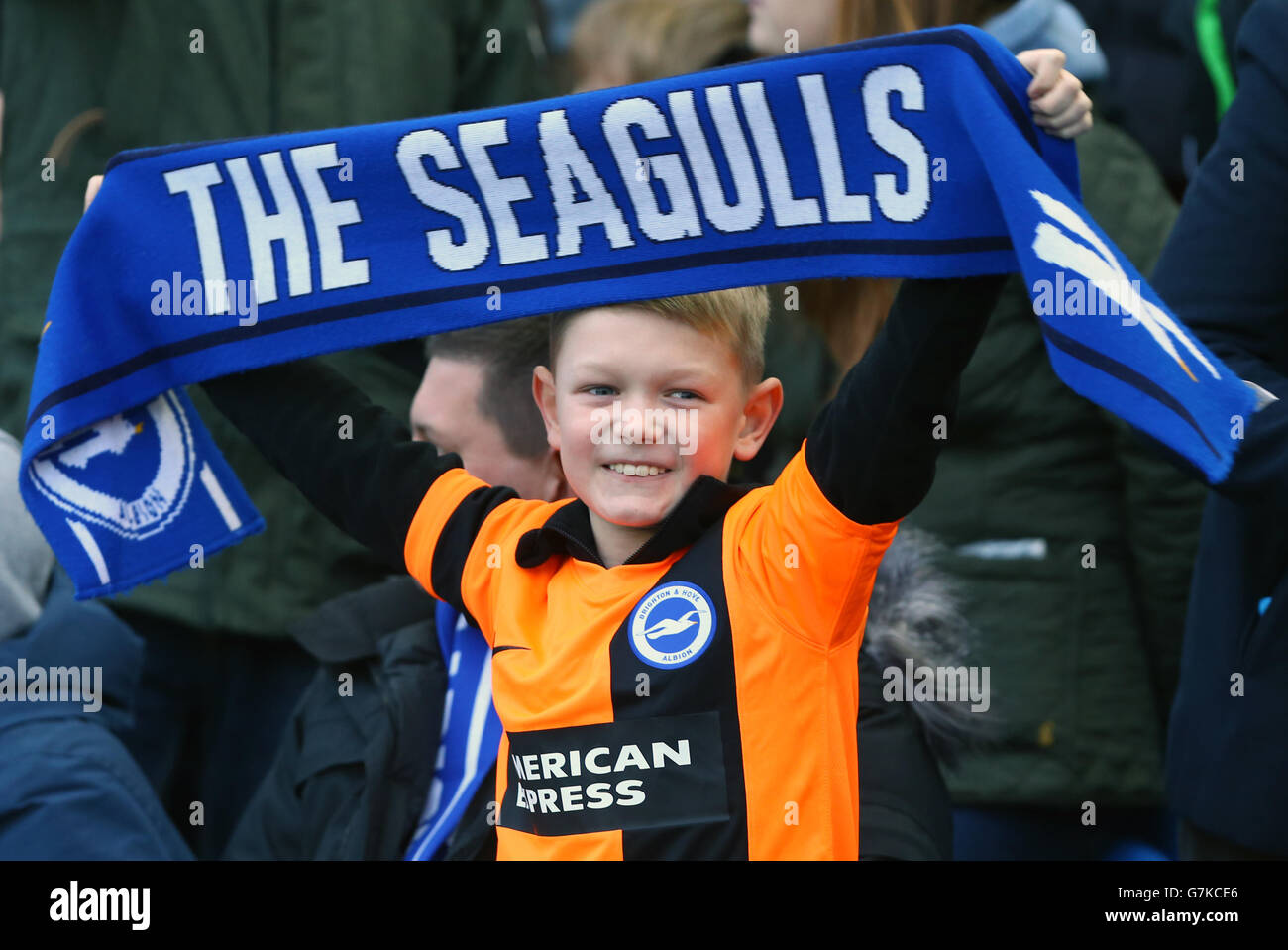 Un giovane fan di Brighton & Hove Albion negli stand mostra il suo sostegno, durante la partita della fa Cup Fourth Round all'AMEX Stadium di Brighton. Foto Stock