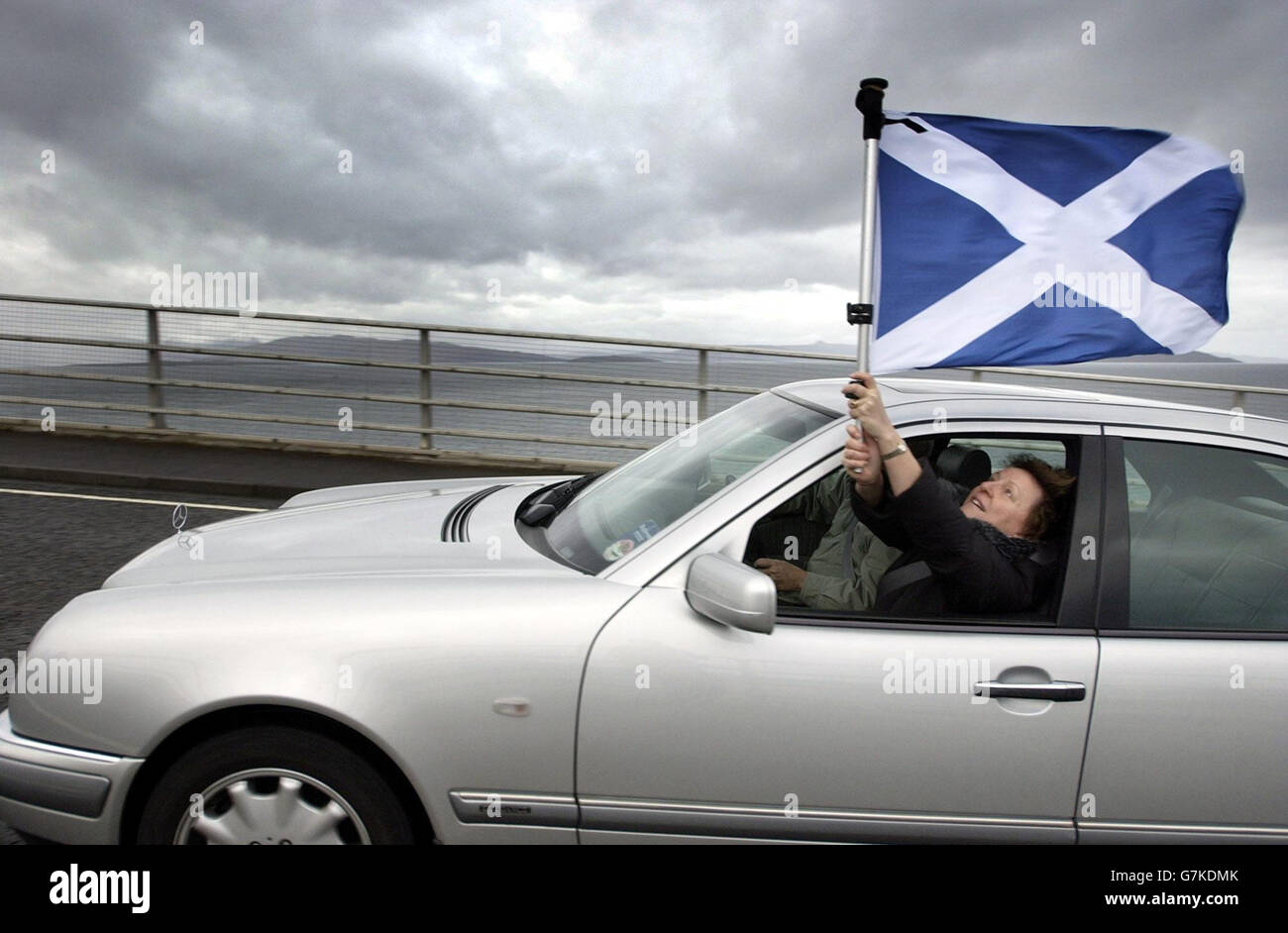 Un'auto attraversa il ponte Isel of Skye Road per celebrare la fine del pedaggio del ponte. Foto Stock