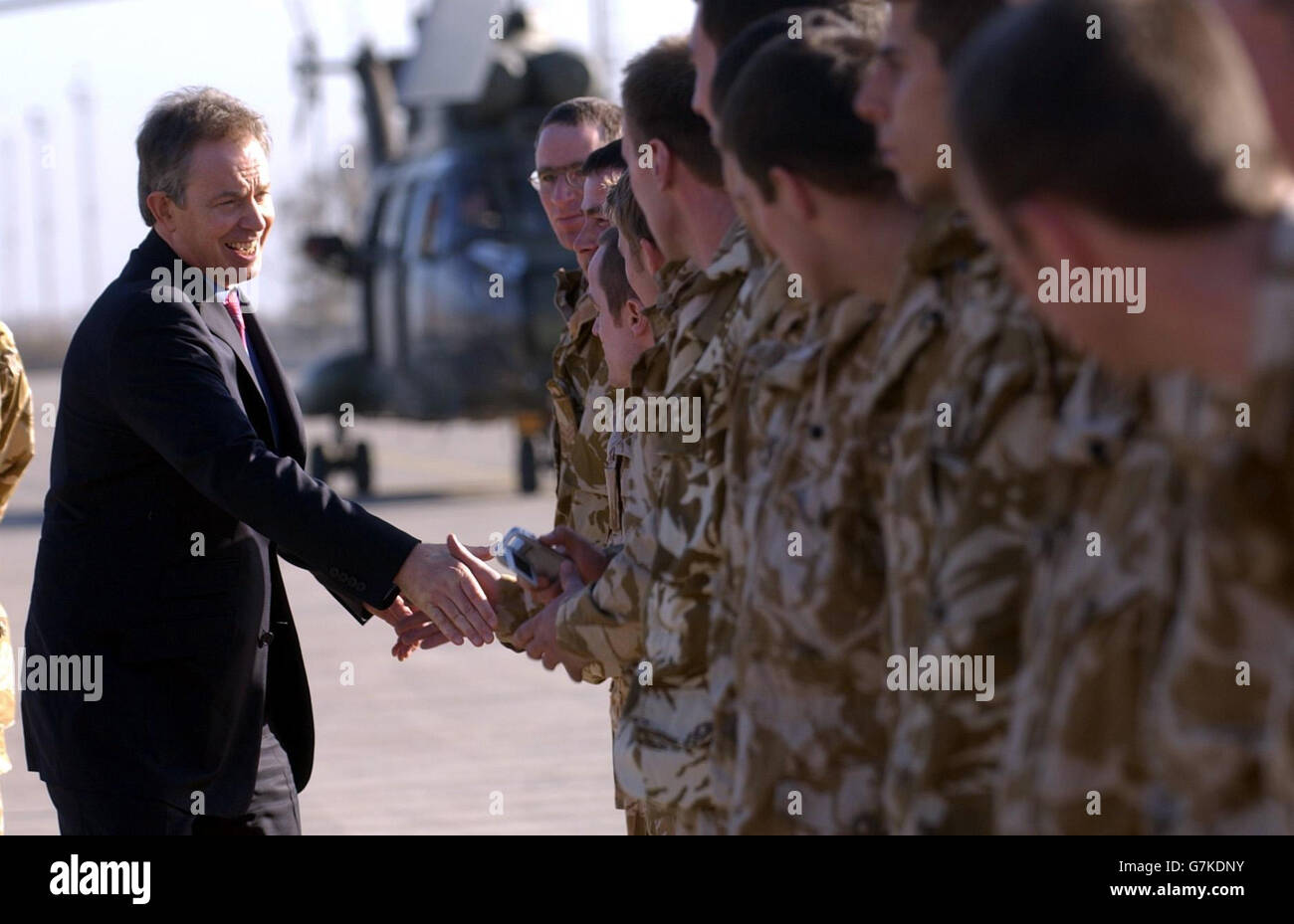 Il primo ministro britannico Tony Blair incontra le truppe britanniche e americane all'aeroporto di Baghdad. Foto Stock